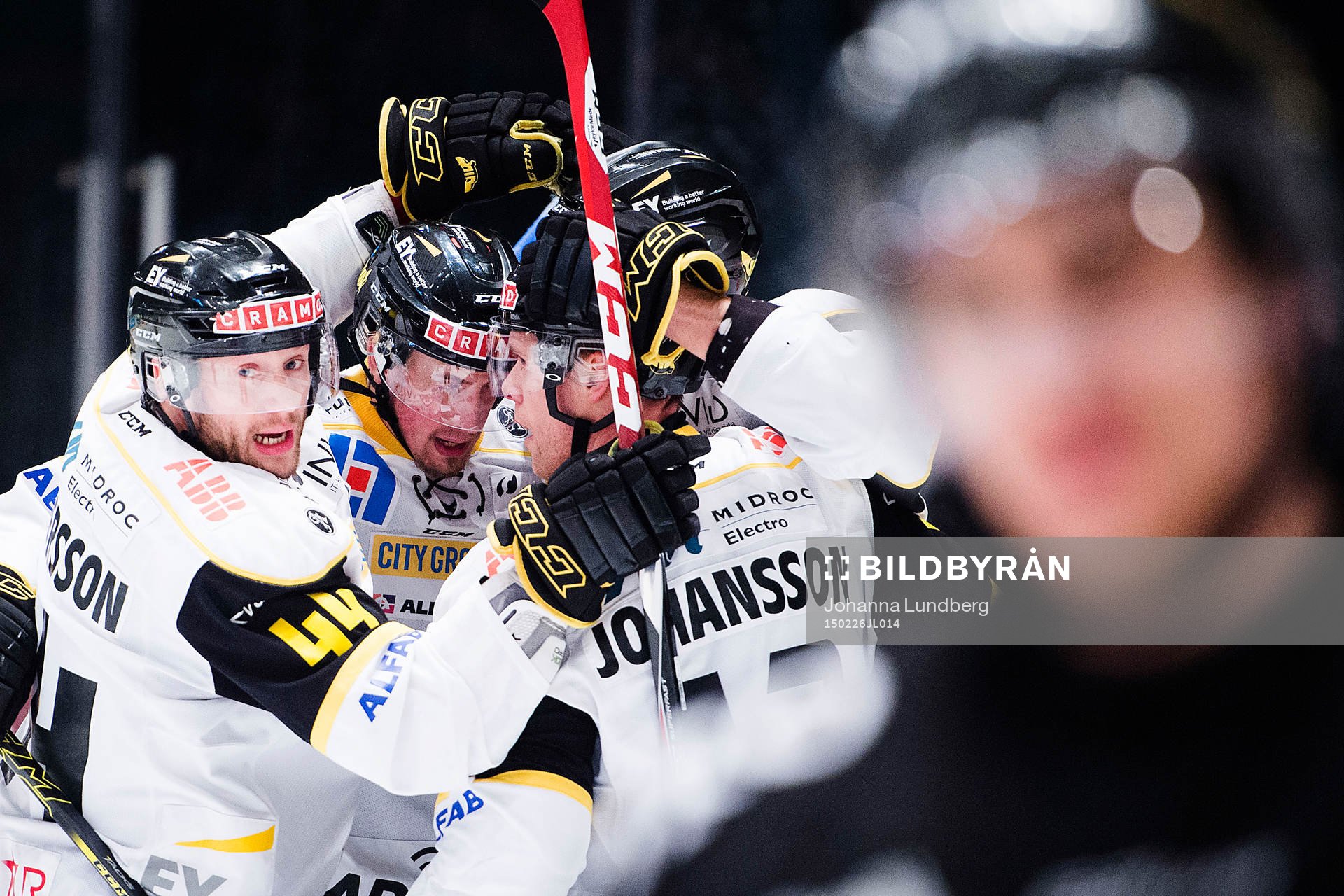 Västerås spelare med Per Helmersson (tv) jublar