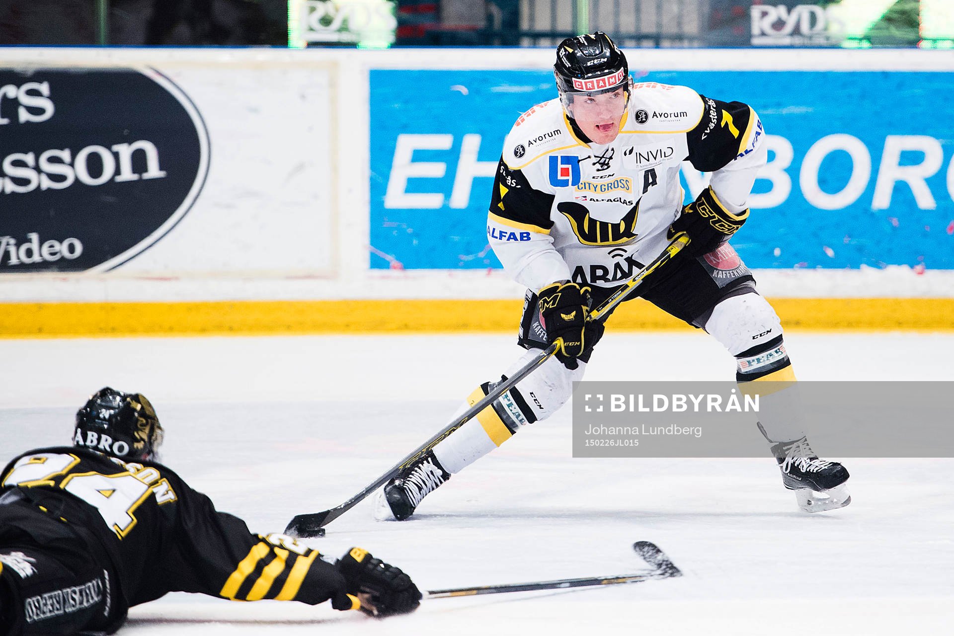 s Johan Andersson försöker täcka skott av Västerås