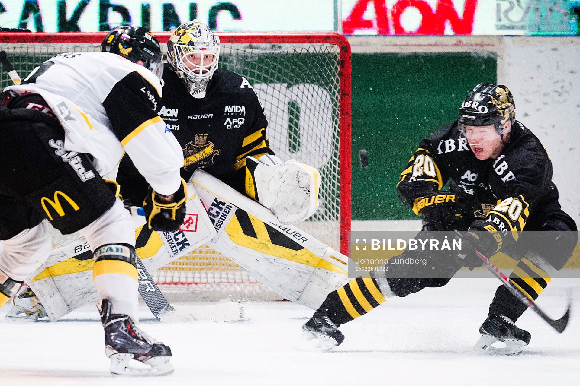 s Christopher Bengtsson i kamp om pucken framför målvakt