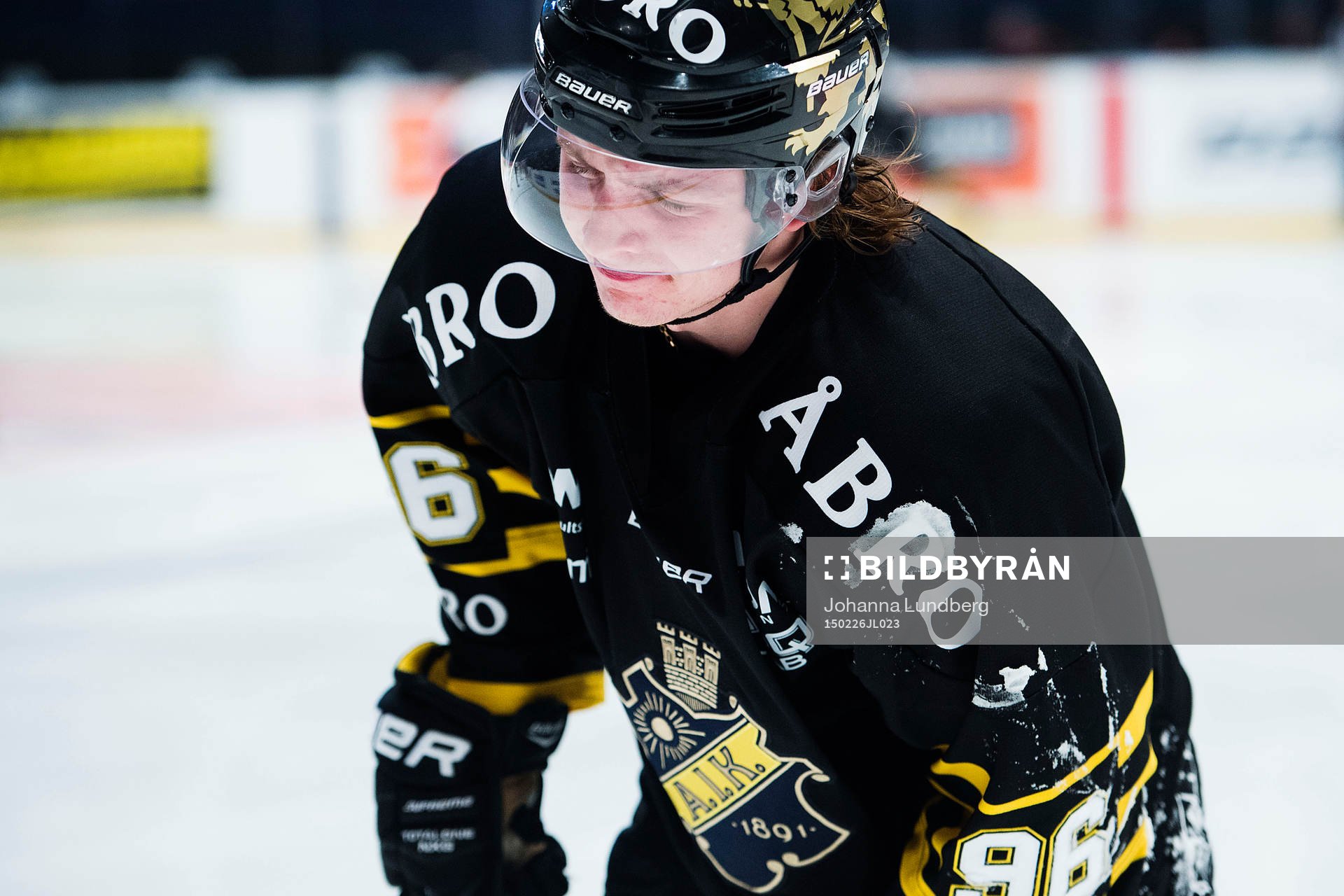 s Robin Kovacs grinar illa
