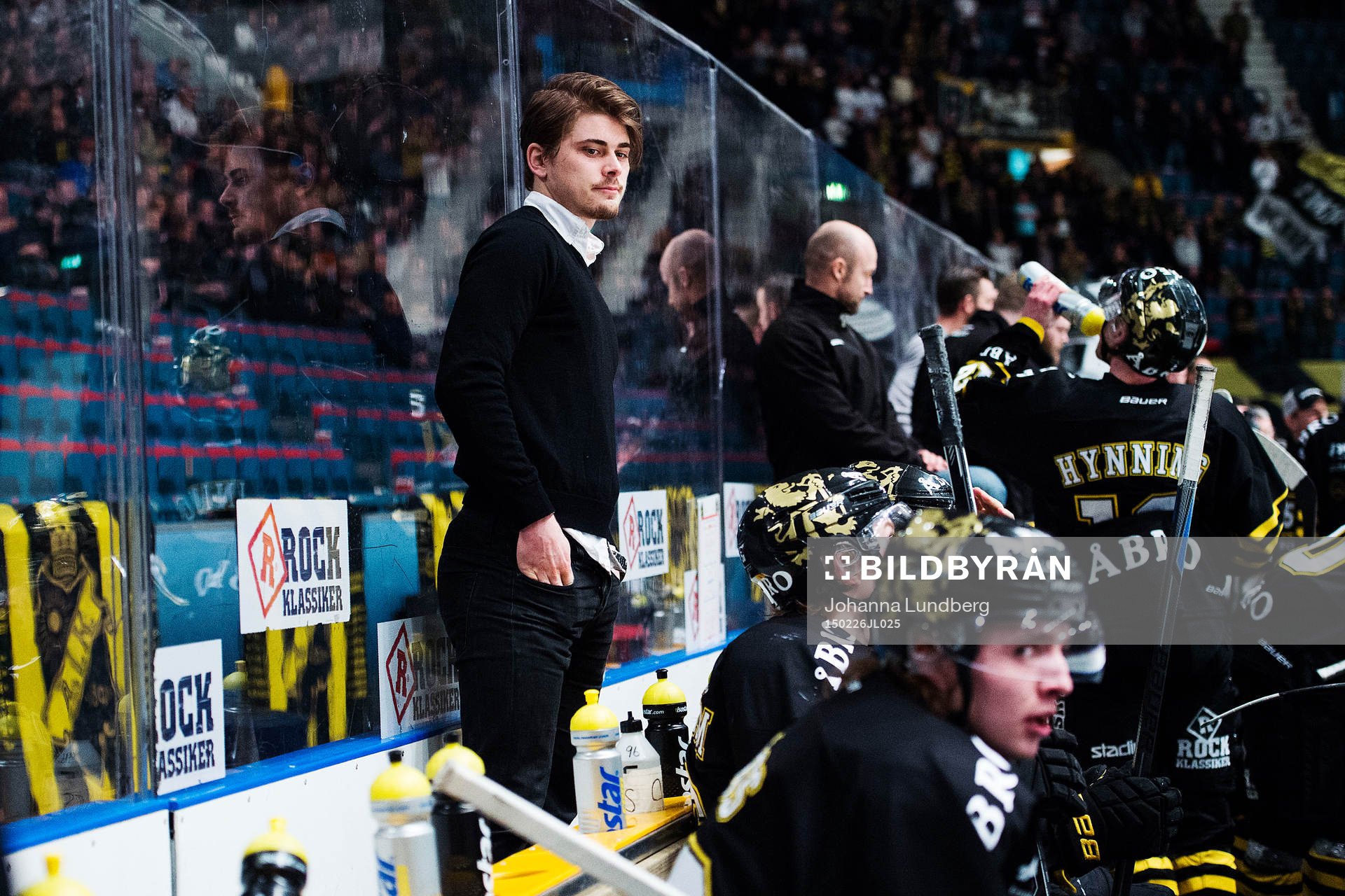 s David Lillieström Karlsson står i båset