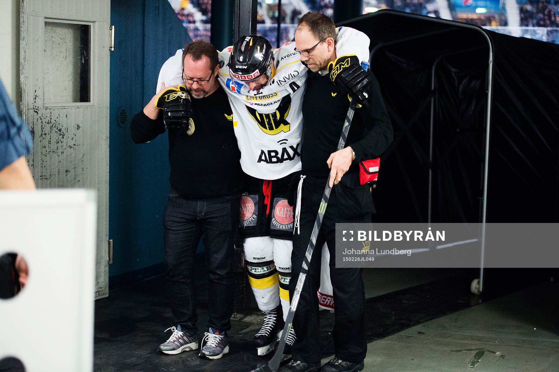 Västerås Erik Andersson går av isen skadad