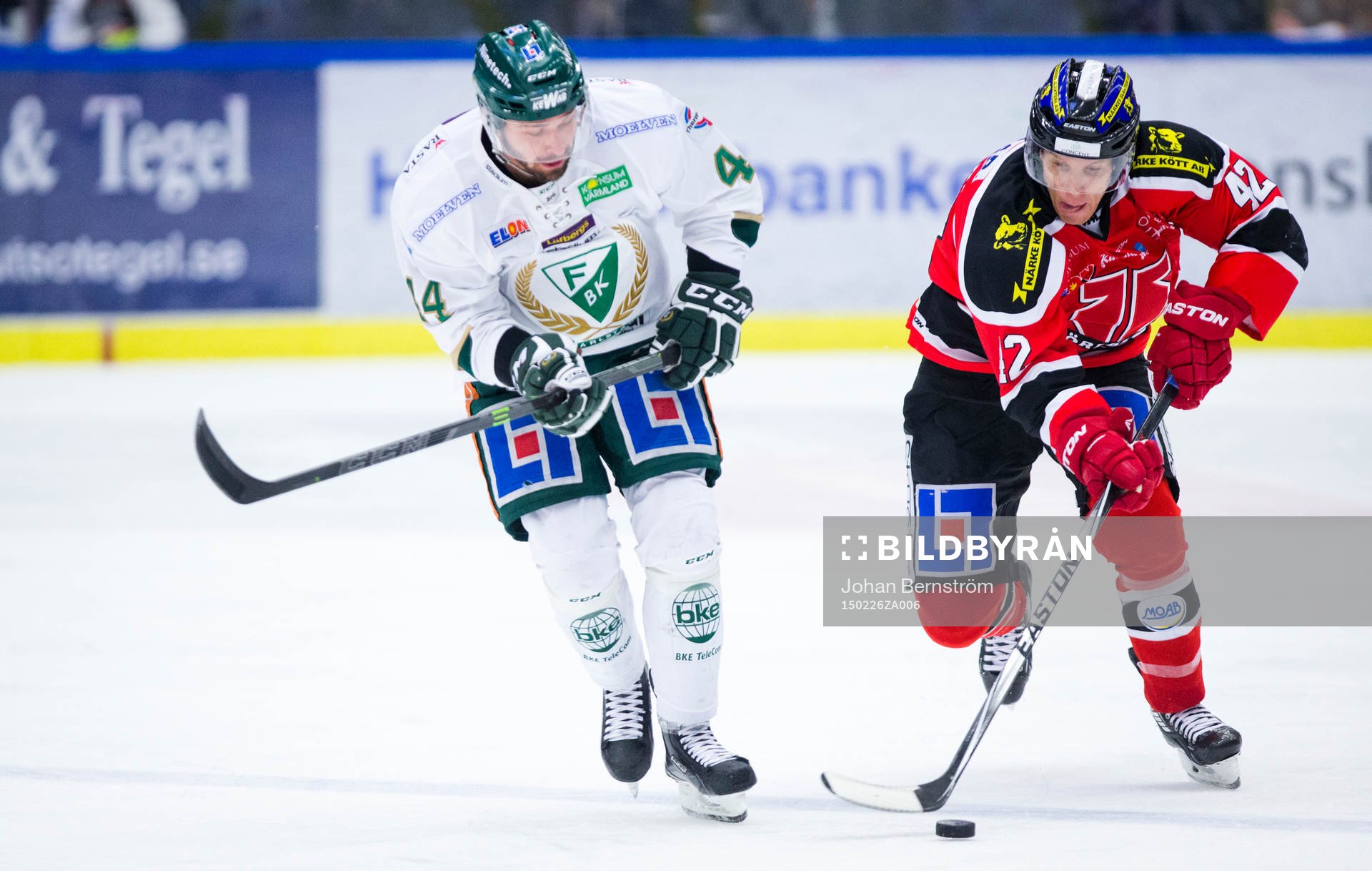 Örebros Brian Willsie i kamp om pucken med Färjestads