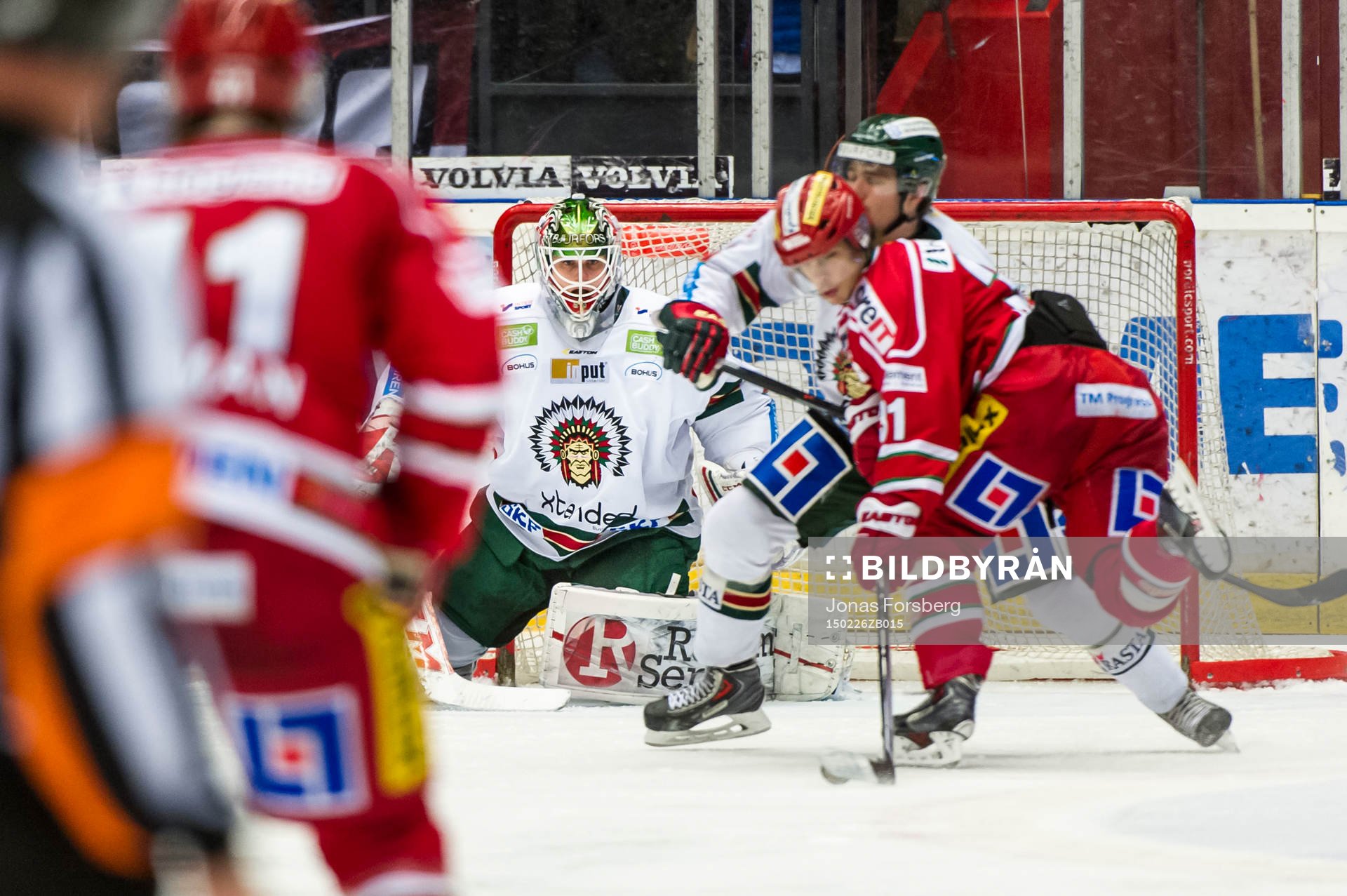 Frölundas målvakt Lars Johansson täcker skott från