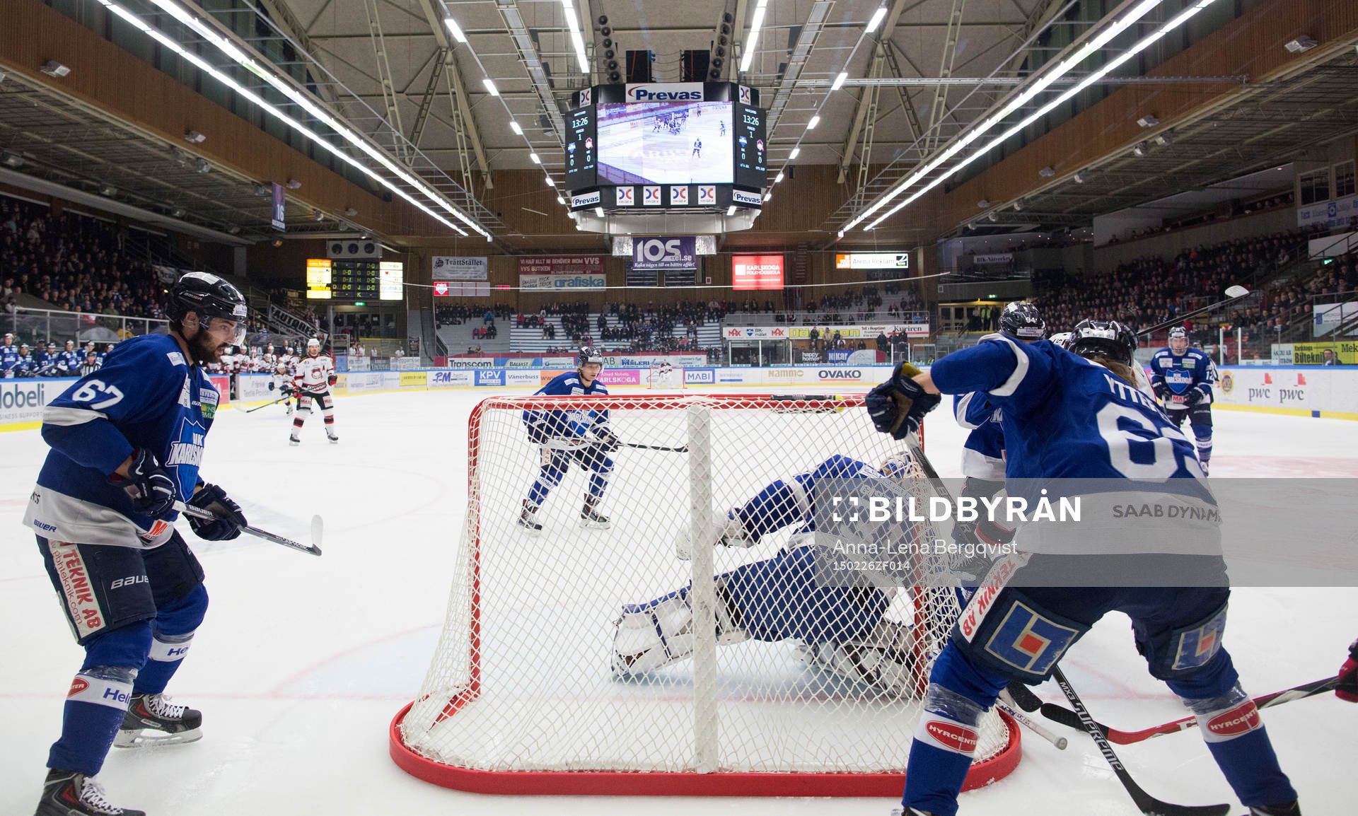 Karlskogas spelare runt målvakt Joel Gistedts kasse