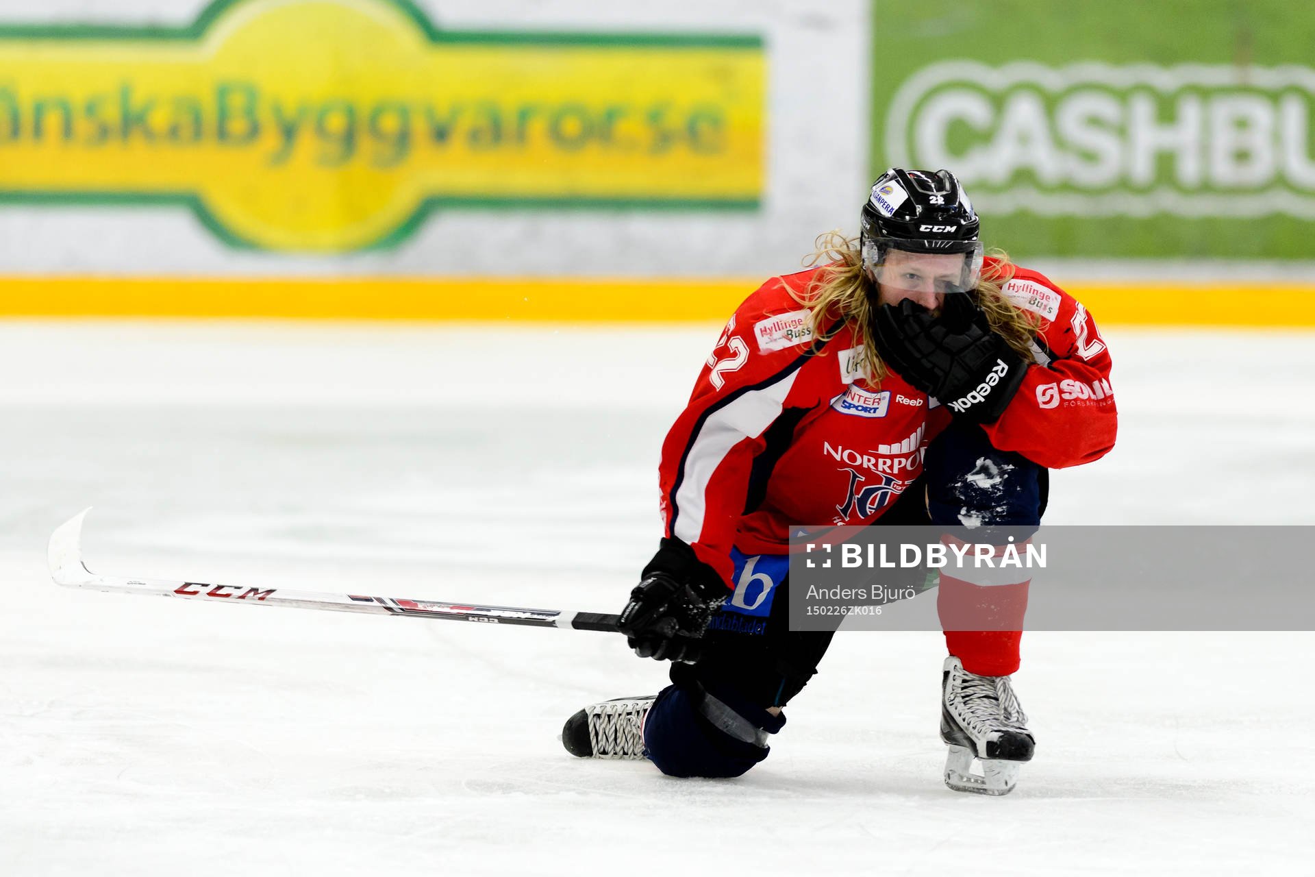 Asplövens Martin Hellgren har fått en klubba över munnen