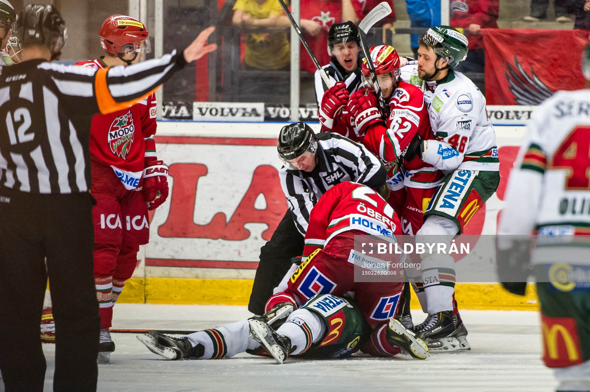 Modos Peter Öberg och Janos Hari hamnar i bråk med