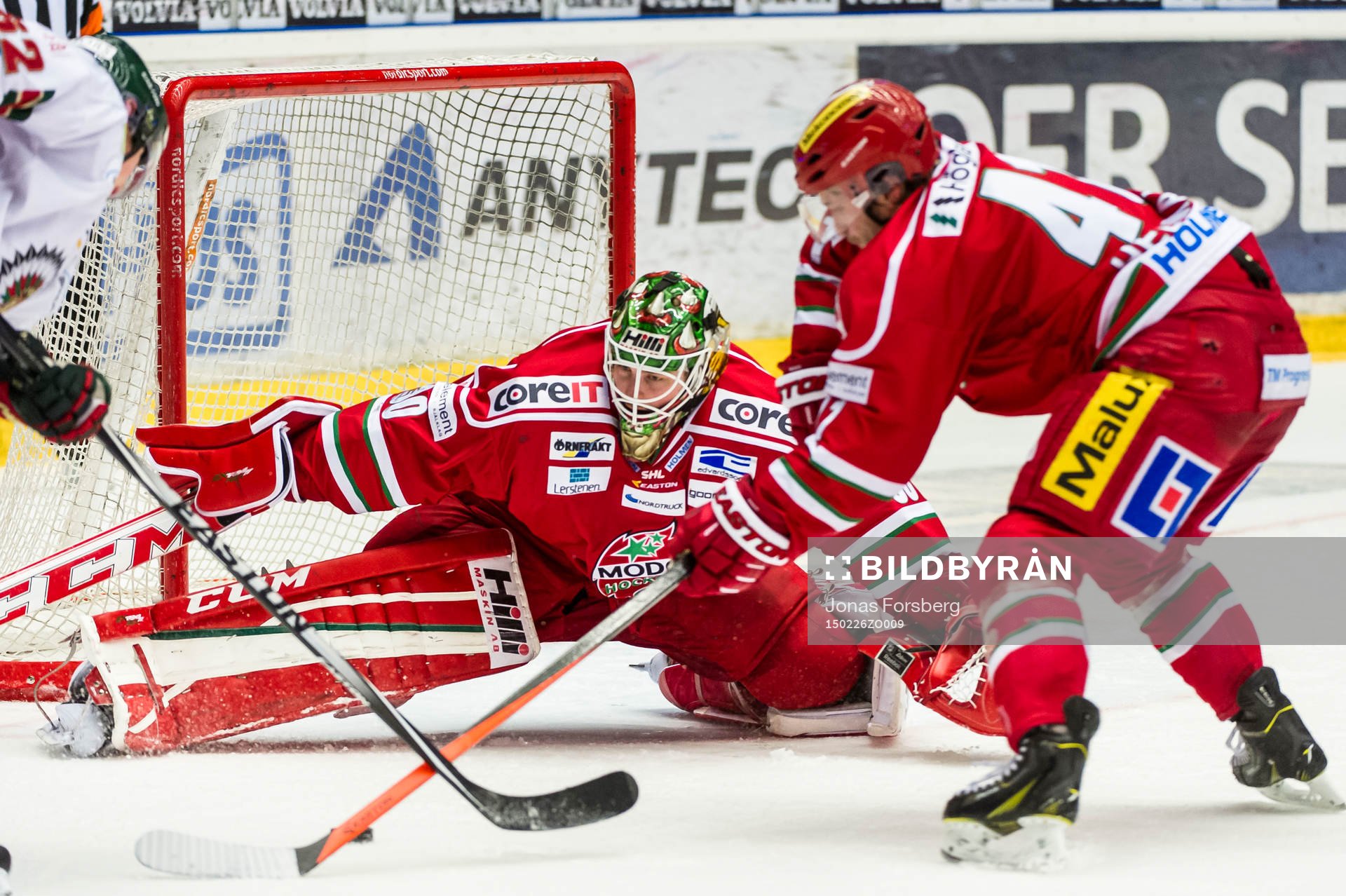 Modos målvakt Linus Ullmark och Oscar Hedman