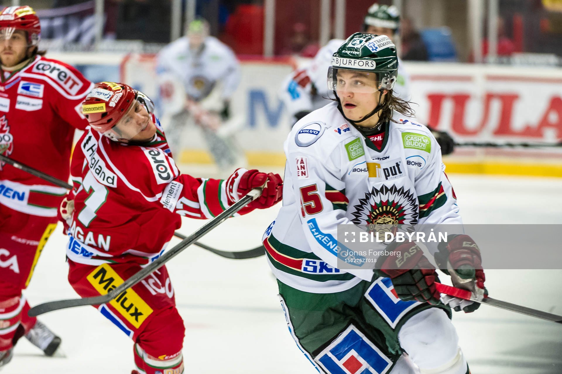 Frölundas Anton Karlsson och Modos Kyle Flanagan