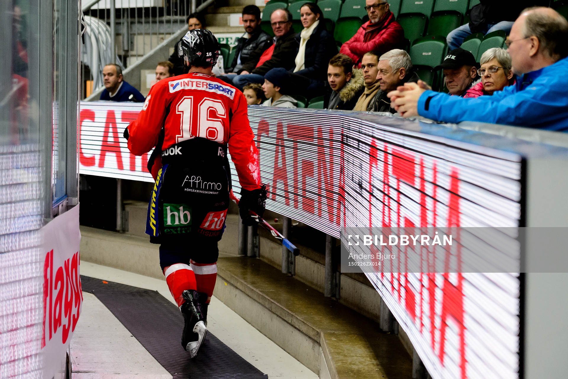 Asplövens John Henrion lämnar båset med en trasig skidsko
