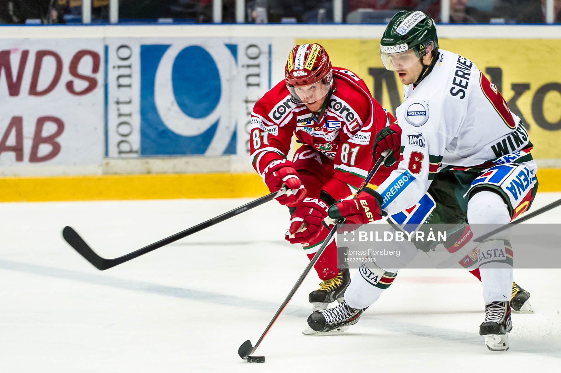 Modos Marcel Hossa kämpar mot Frölundas Mikael Wikstrand
