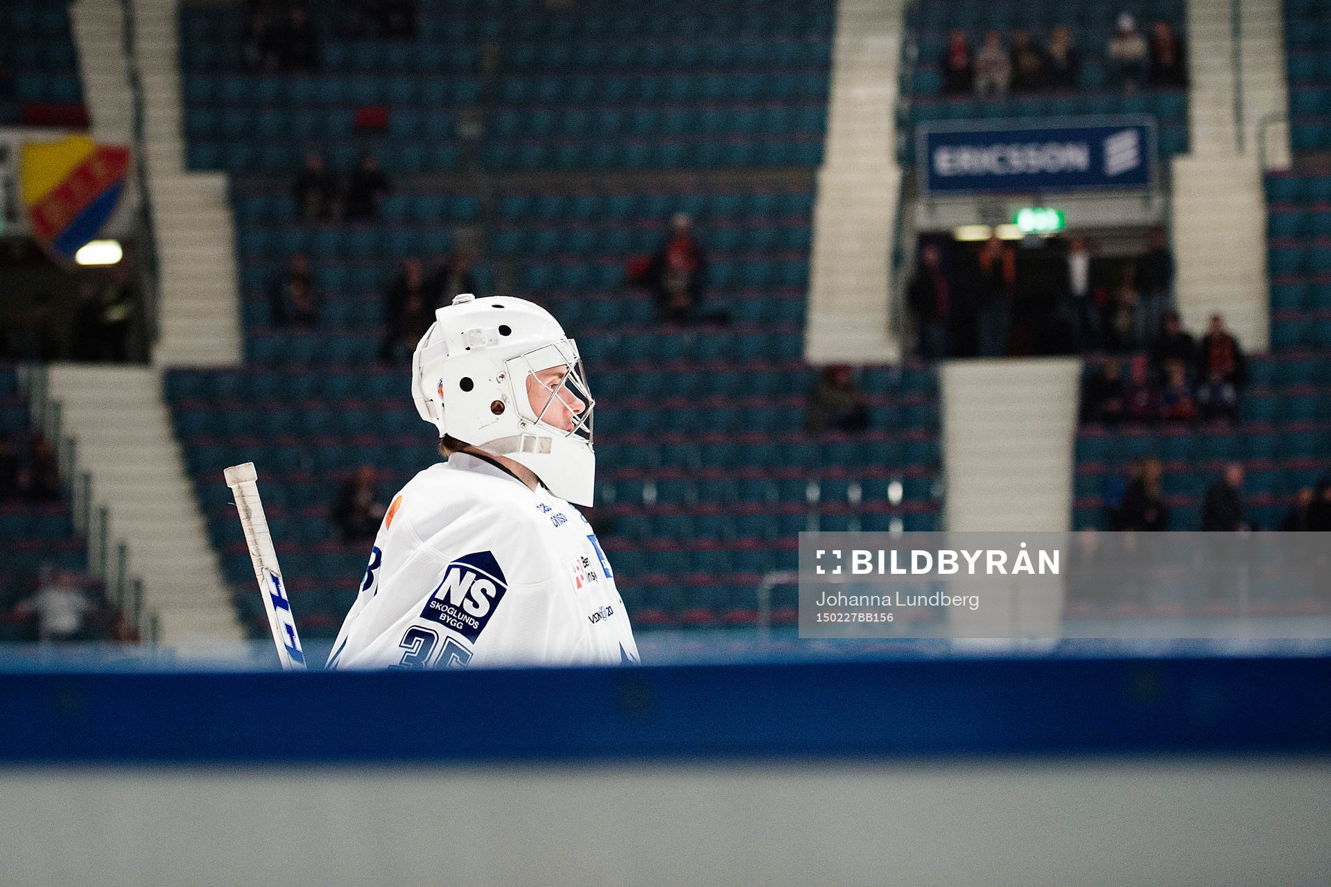 Leksands målvakt Viktor Scherrieble värmer upp