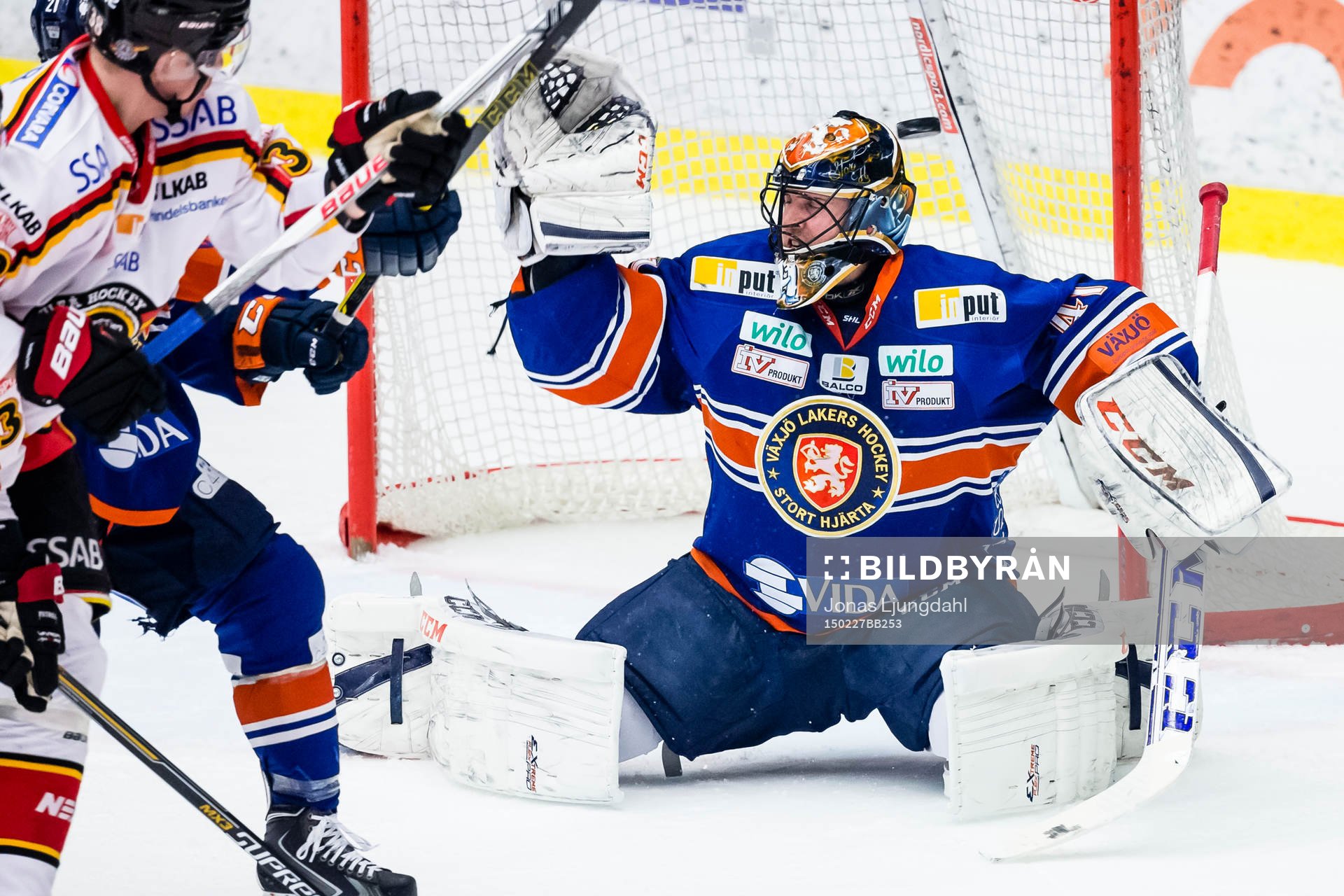 Växjös målvakt Cristopher Nihlstorp styr undan pucken