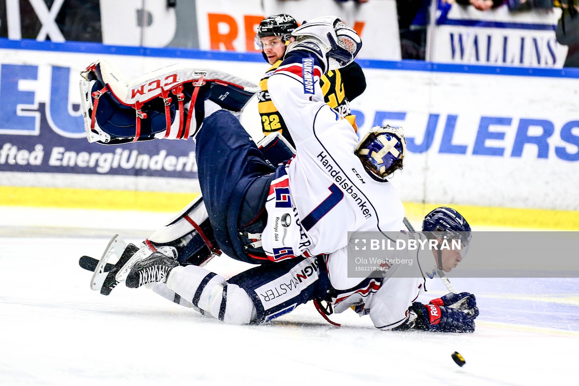 Linköpings målvakt Marcus Högberg krockar med Carl