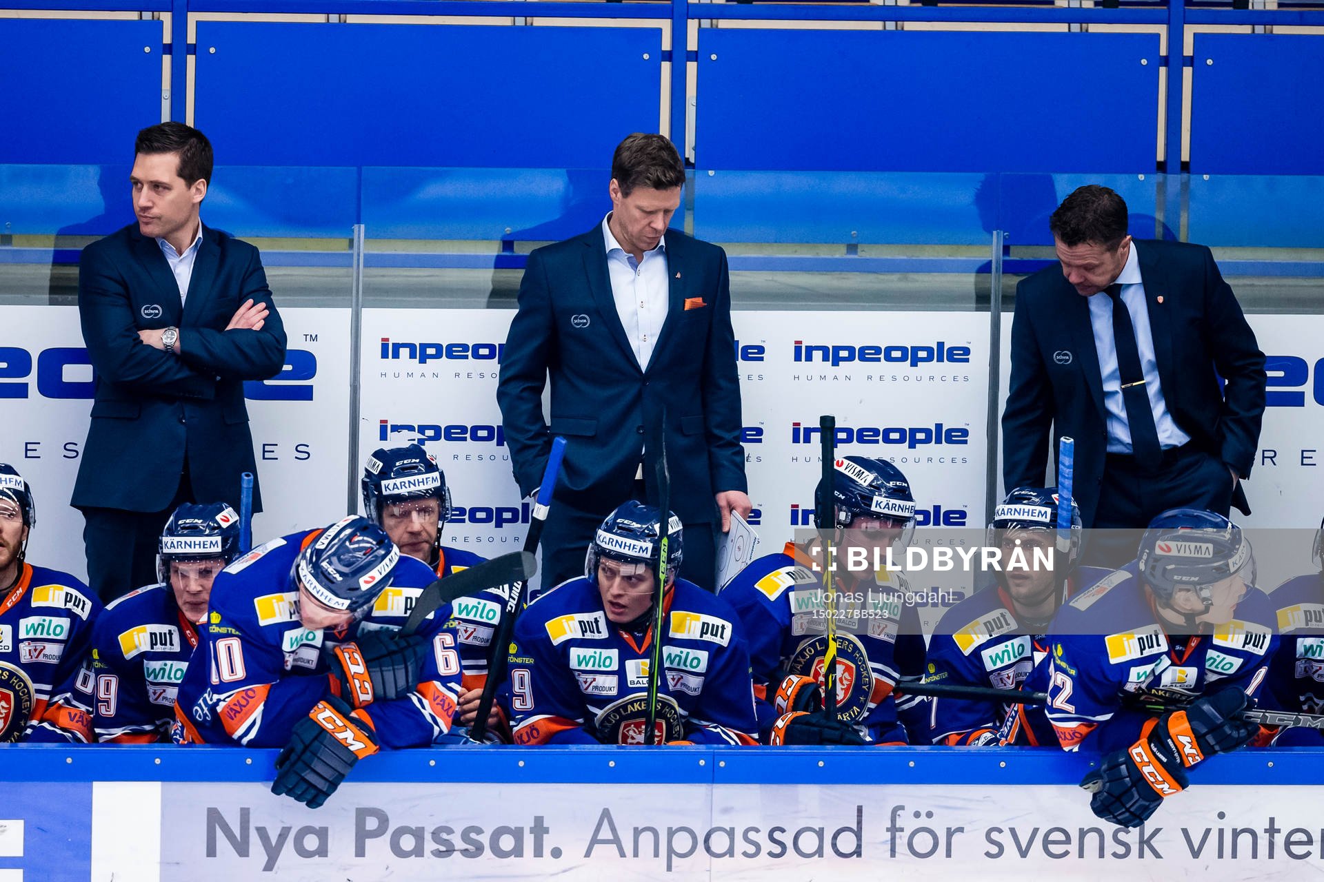 Från vänster, Växjös tränare Sam Hallam, assisterande