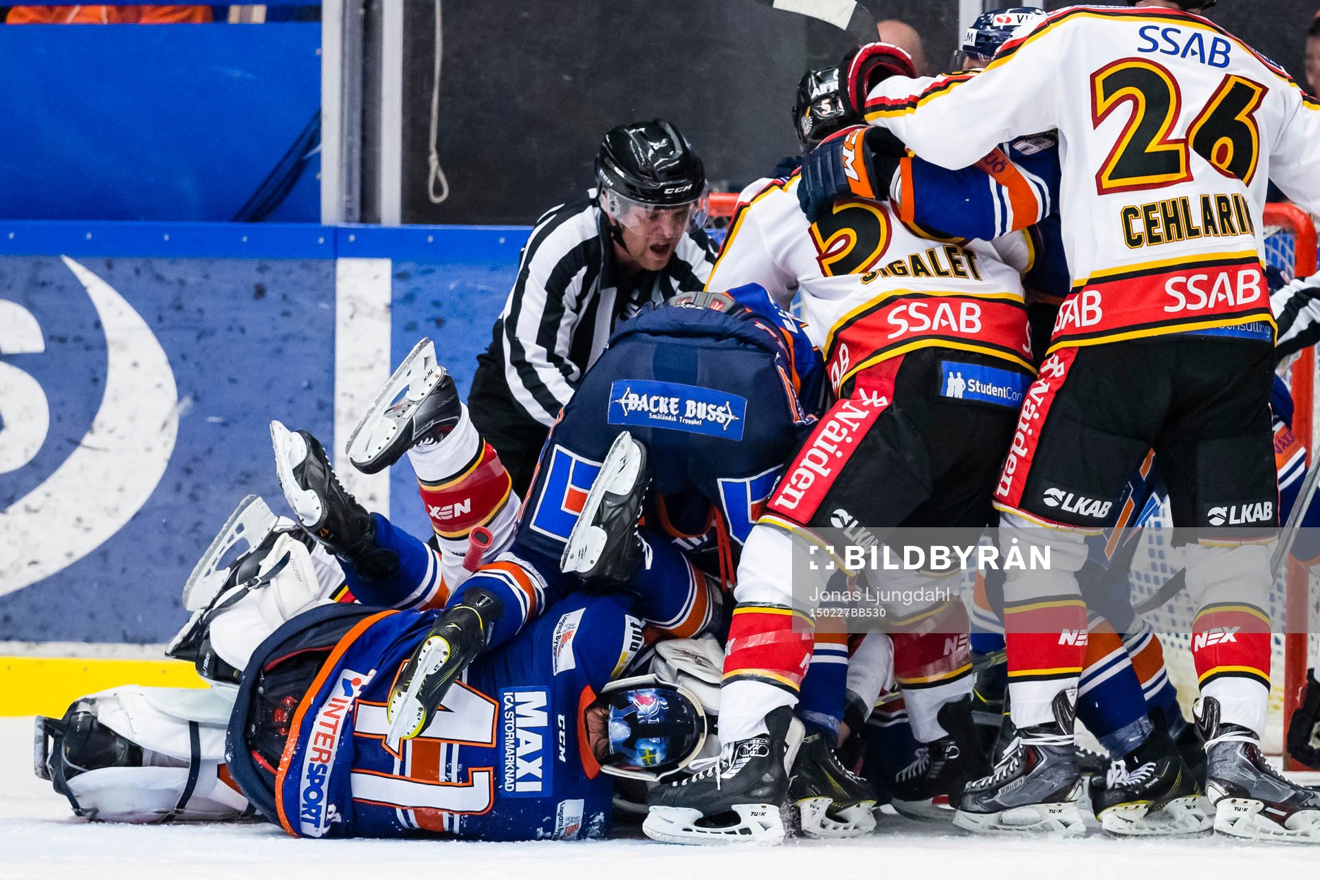 Slagsmål med alla spelare på isen inblandade