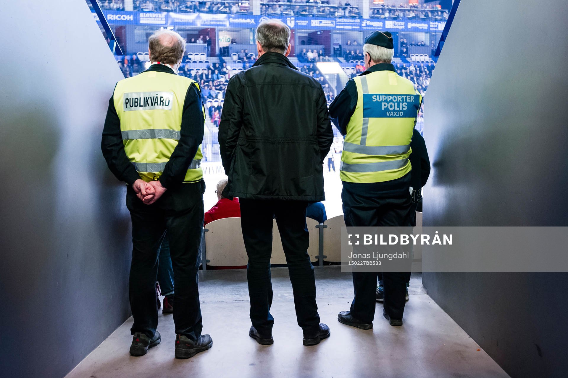 Publikvärd och supporterpolis på läktaren