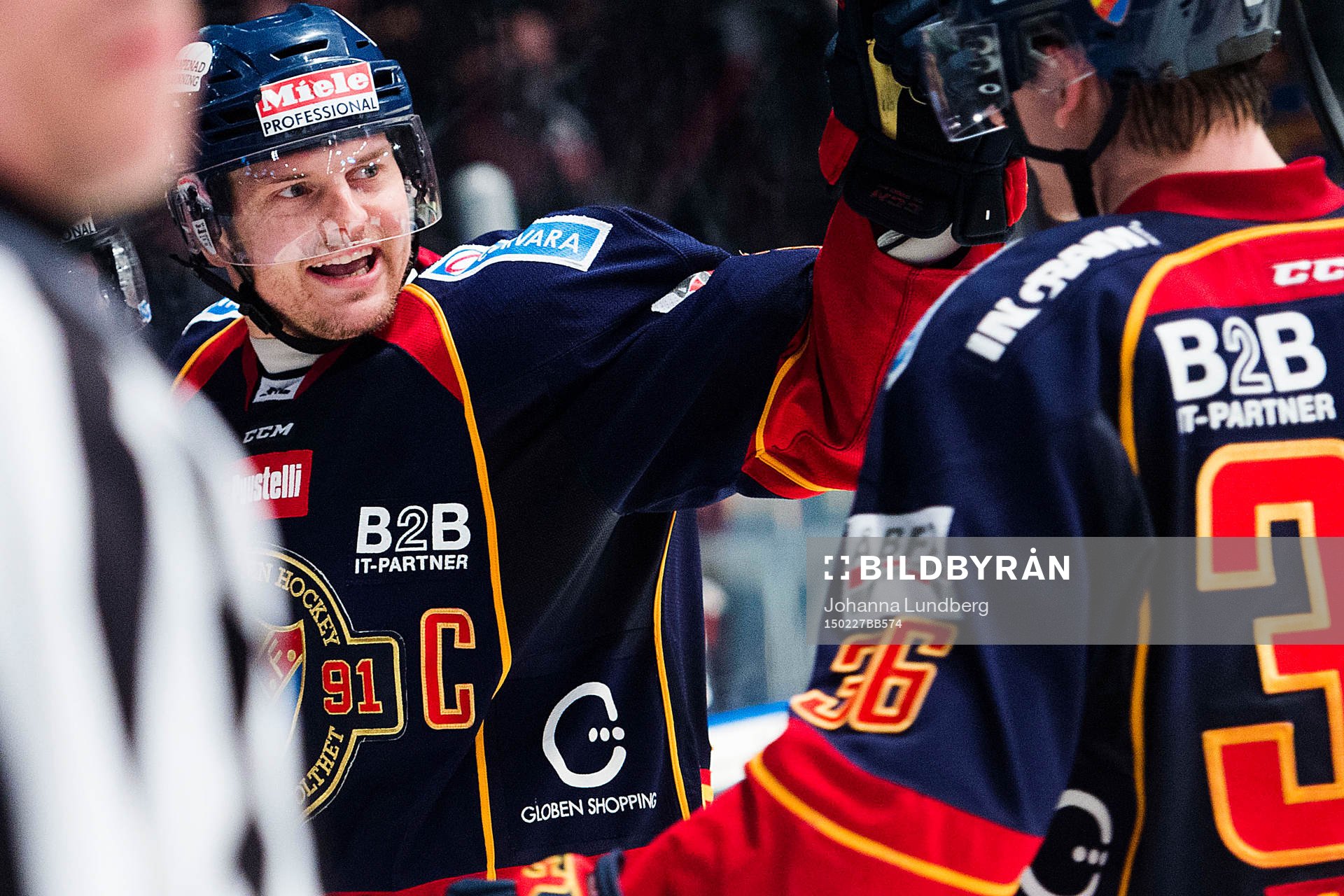 Djurgårdens Joakim Eriksson (th) kramar om Marcus