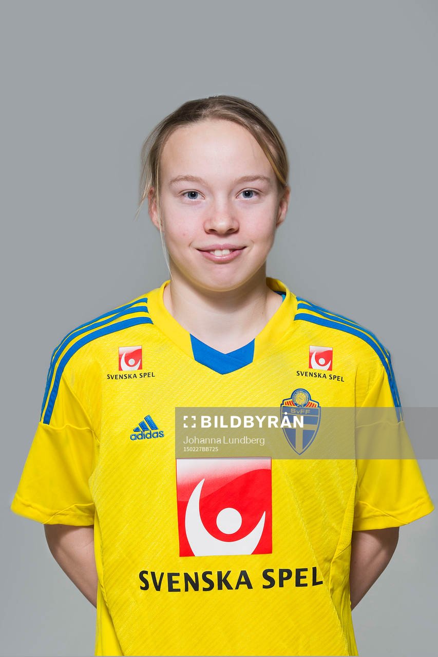 Izabell Rydell som spelar i F16/99-landslaget, poserar för ett porträtt den 27 februari 2015 i Stockholm.