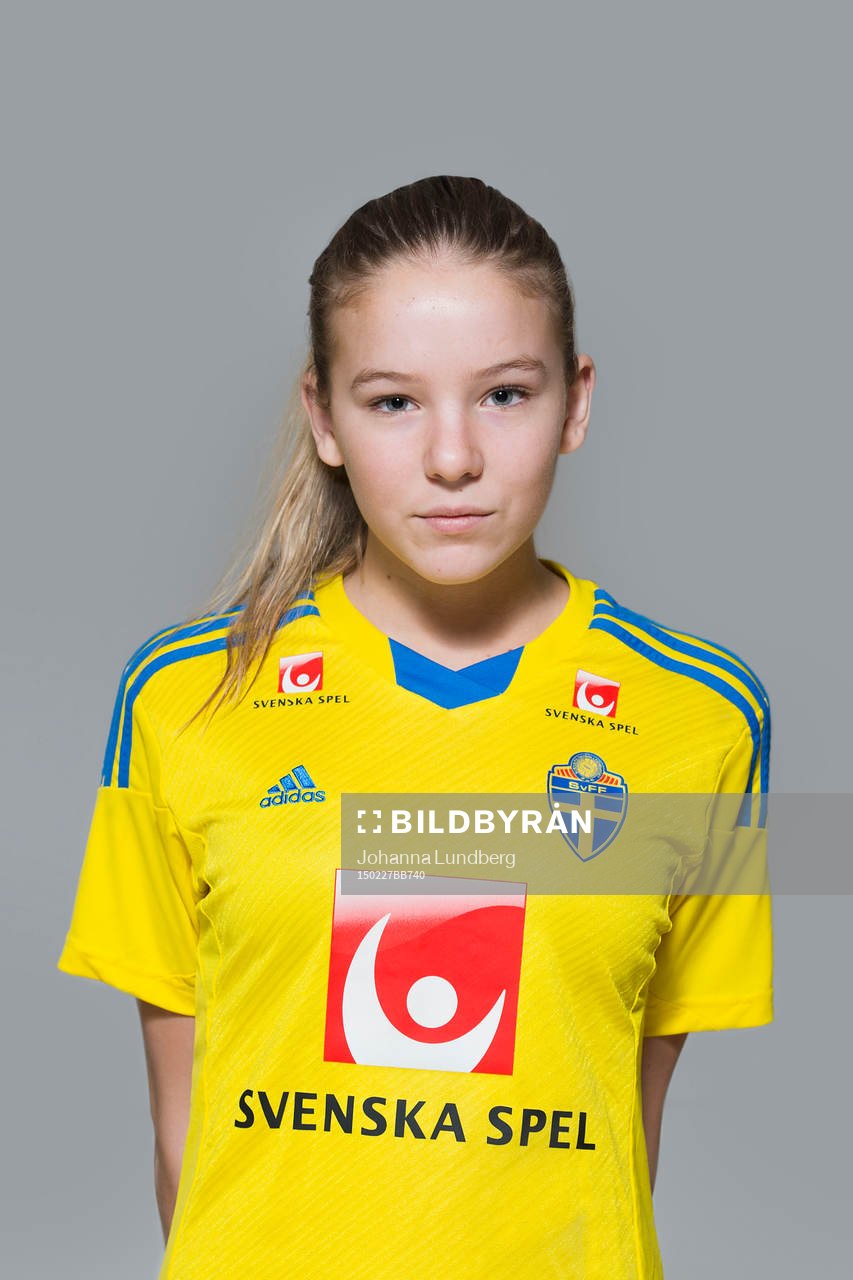 Clara Berggren som spelar i F16/99-landslaget, poserar för ett porträtt den 27 februari 2015 i Stockholm.