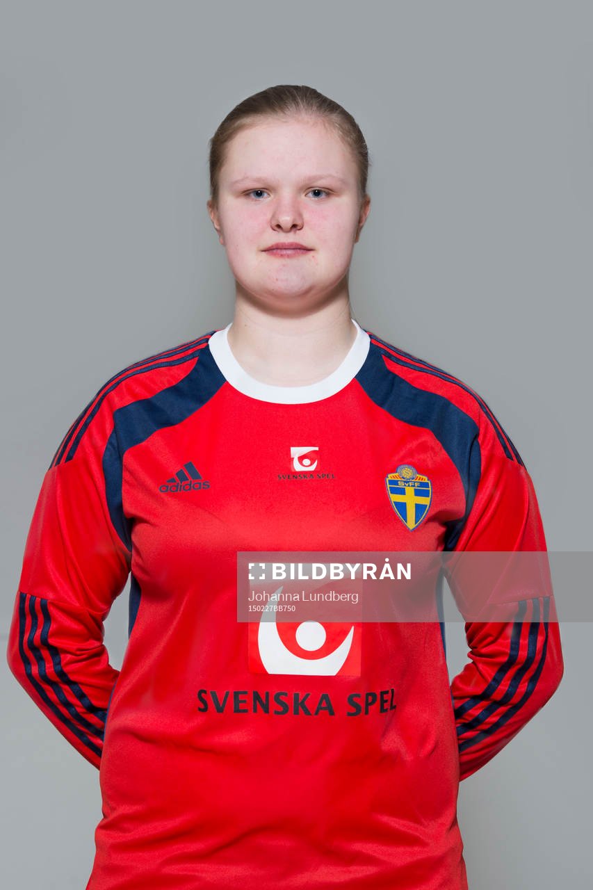 Alexandra Blom som spelar i F16/99-landslaget, poserar för ett porträtt den 27 februari 2015 i Stockholm.