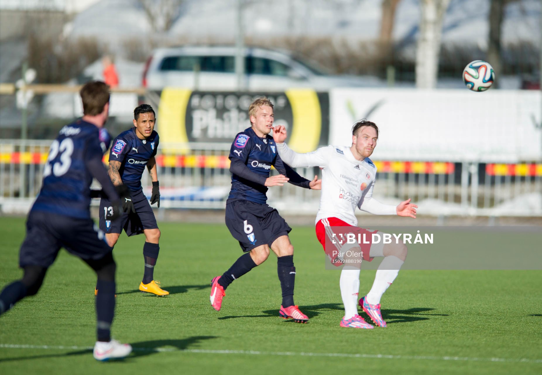 Malmö FFs Markus Halsti i närkamp mot Hudiksvalls Johan