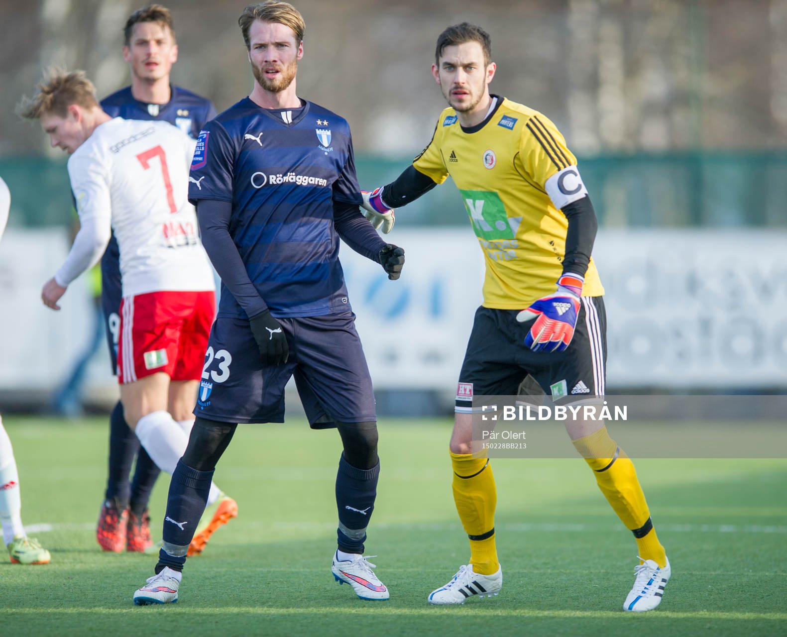 Malmö FFs Jo Inge Berget stör Hudiksvalls målvakt Niclas