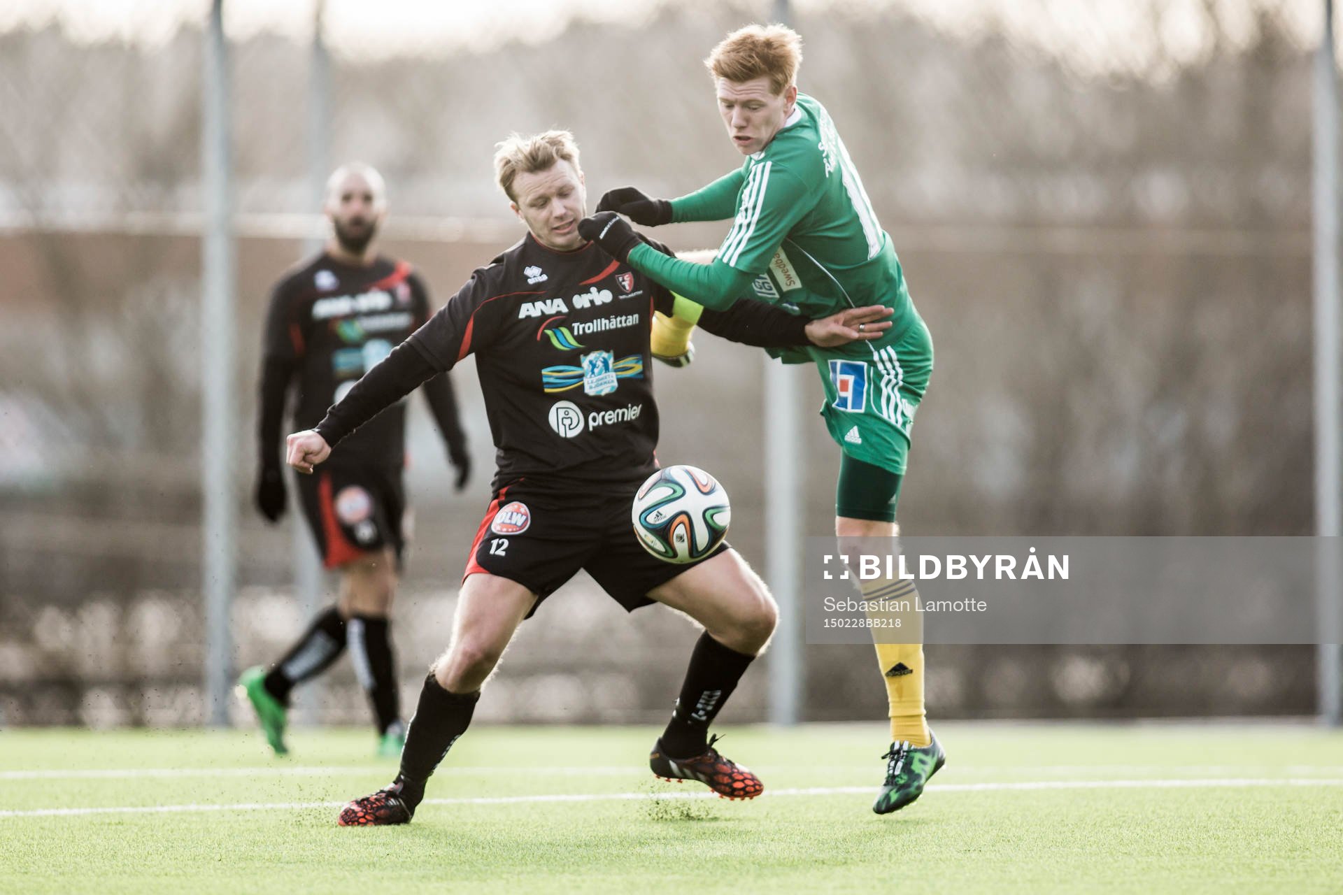 Trollhättans David Bennhage (v) och Ljungskiles Hampus Andersson (h) i duell under fotbollsmatchen i Svenska cupen mellan Ljungskile SK och FC Trollhättan den 28 februari 2015 i Vänersborg.