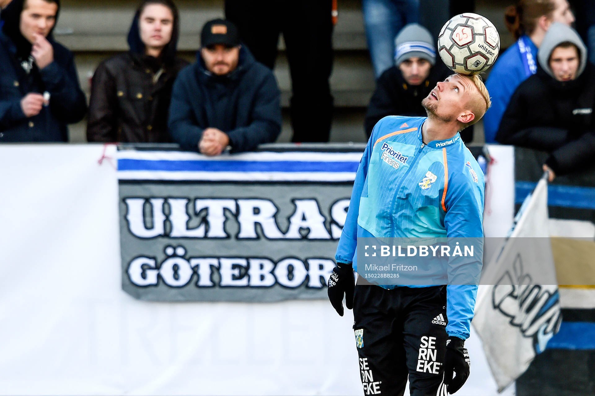 IFK Göteborgs Sebastian Eriksson under fotbollsmatchen i Svenska cupen mellan Myresjö/Vetlanda och IFK Göteborg den 28 Februari 2015 på Heds Arena i Vetlanda.