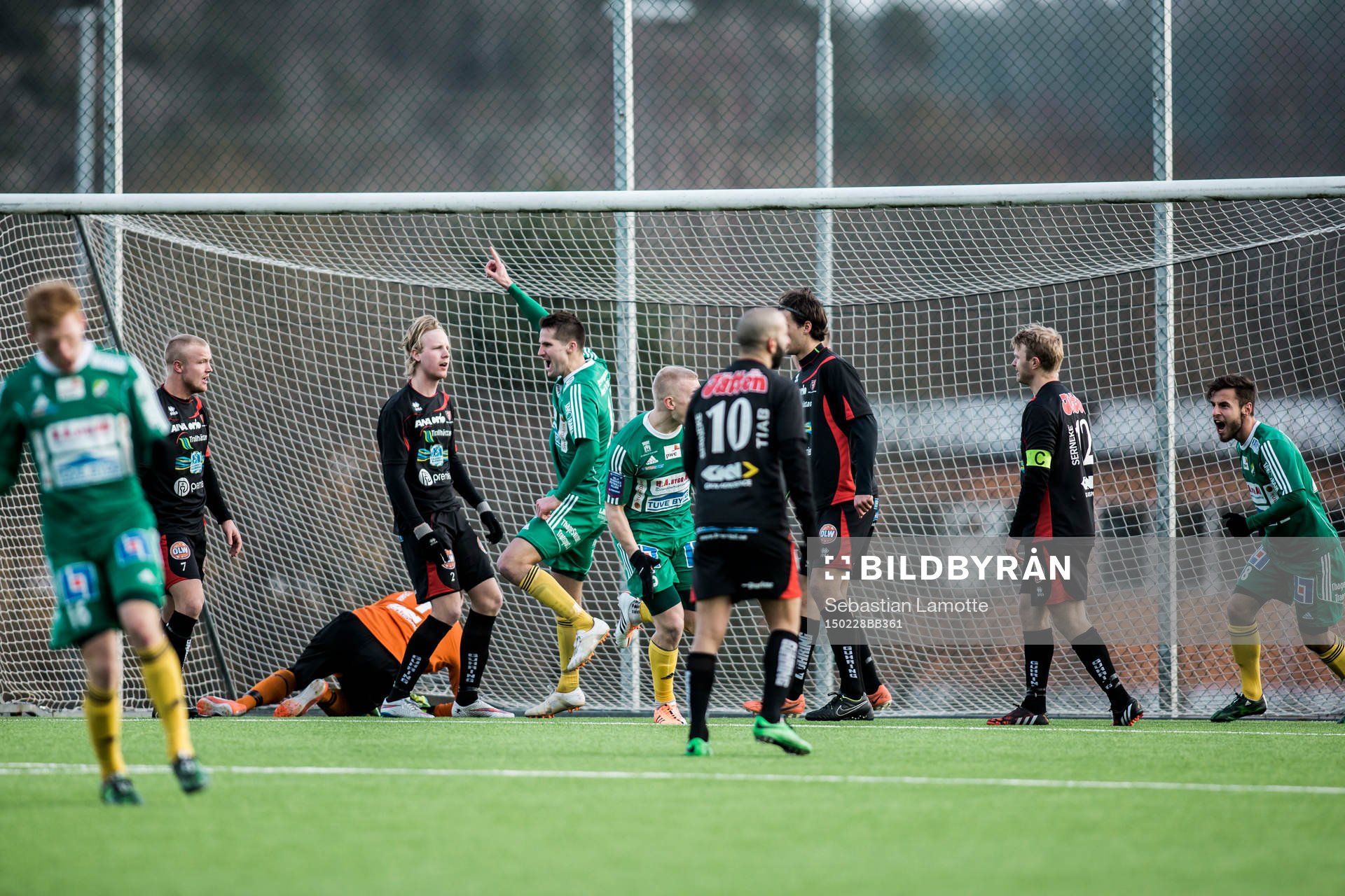 Ljungskiles Petter Björlund gör 1-0
