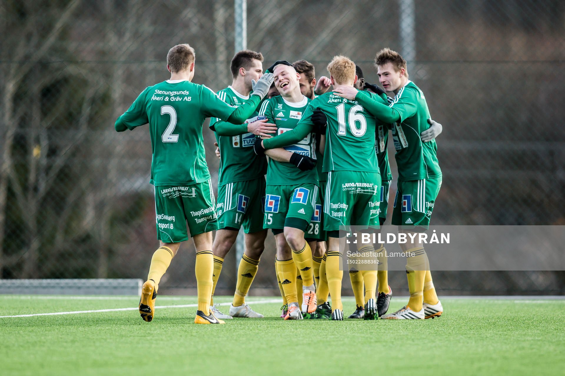 Ljungskiles Petter Björlund gör 1-0 och jublar med sina
