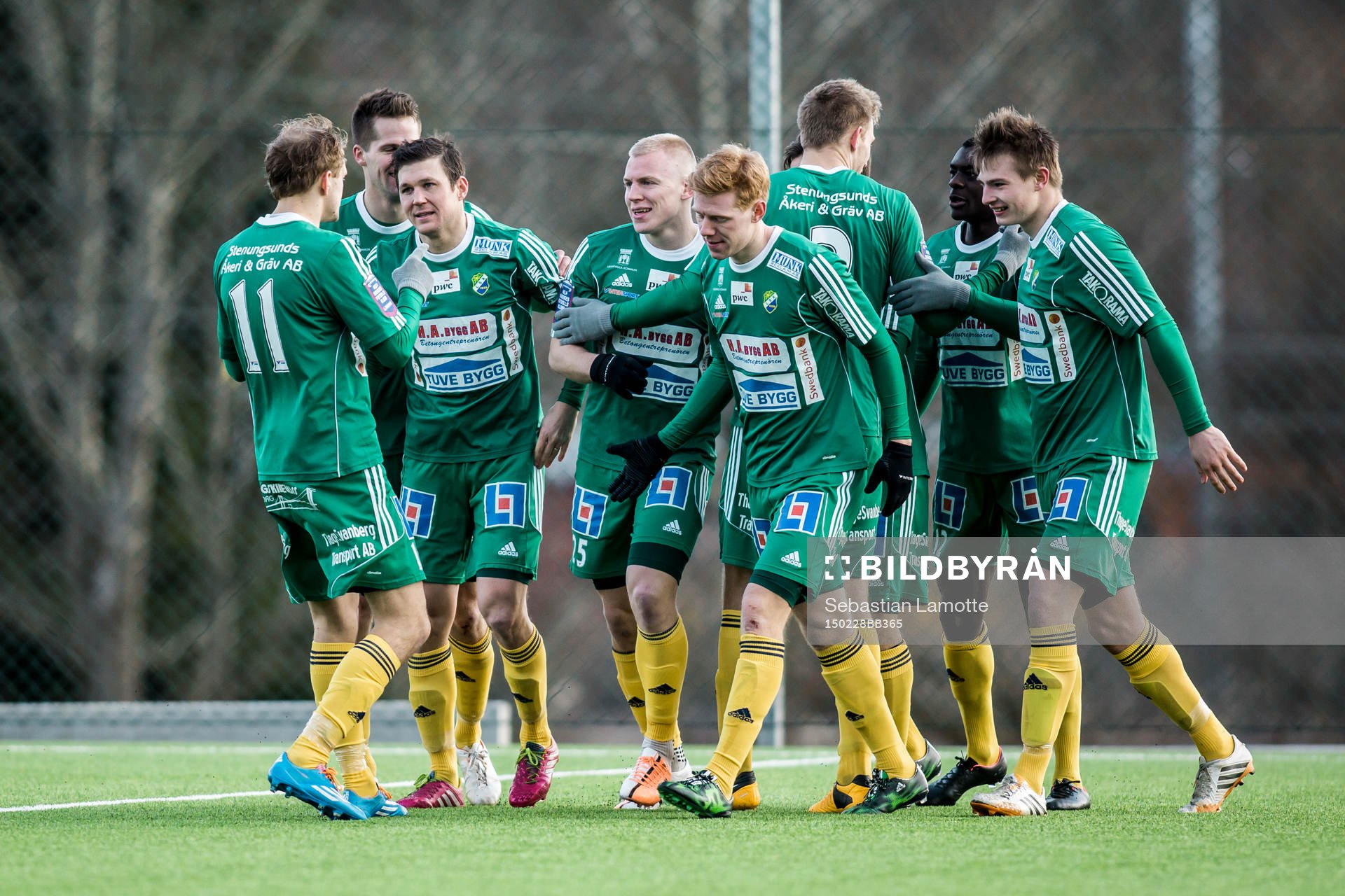 Ljungskiles Petter Björlund gör 1-0 och jublar med sina