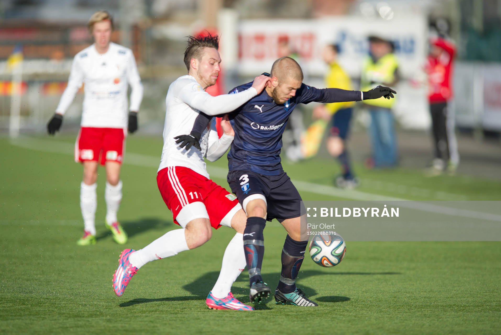 Malmö FFs Anton Tinnerholm i närkamp med Hudiksvalls Johan Brolin under fotbollsmatchen i Svenska cupen mellan Hudiksvall och Malmö den 28 Februari 2015 i Hudiksvall.