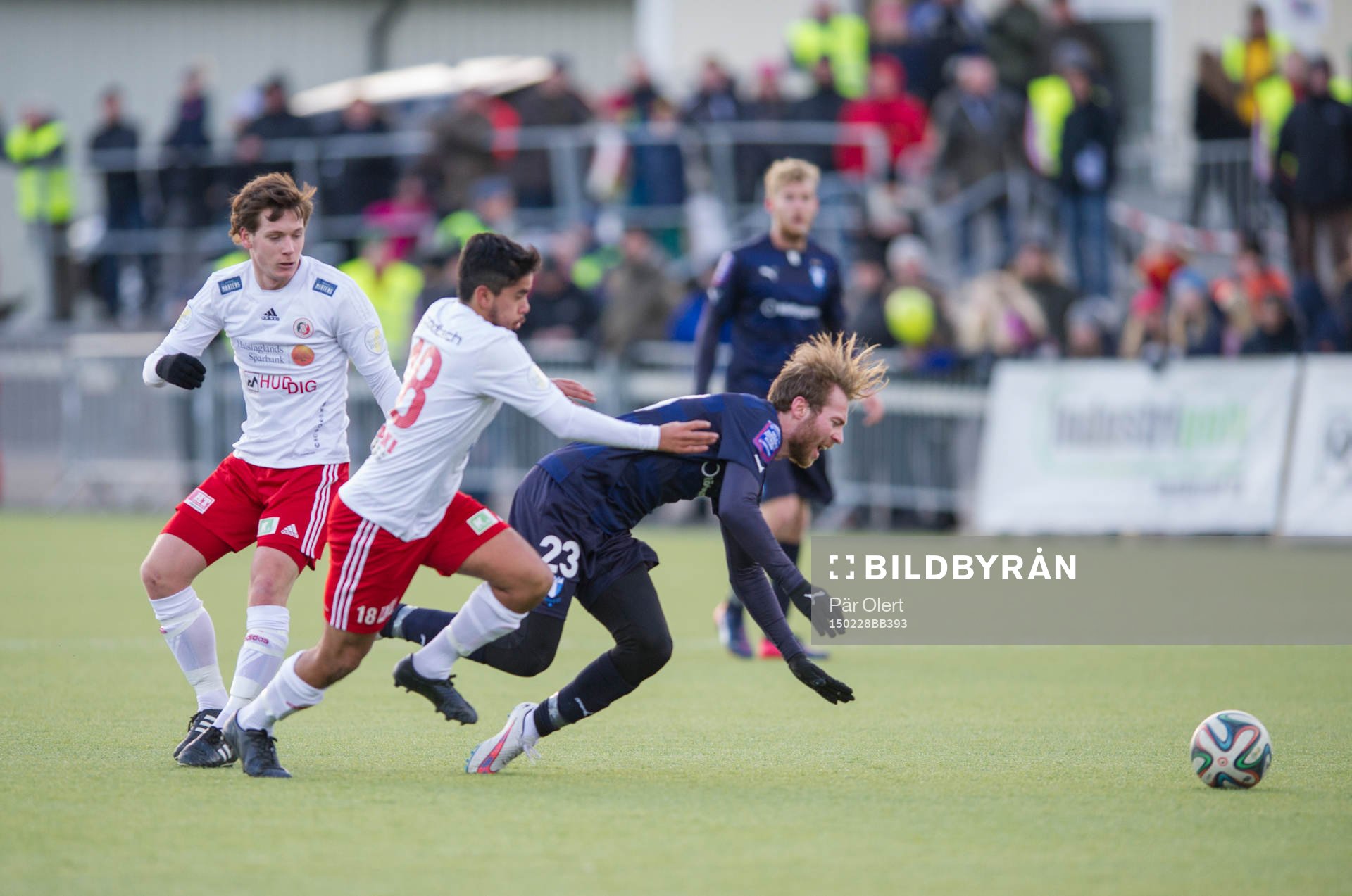 Hudiksvalls Lucas Dullagahn tacklar omkull Malmös Jo Inge