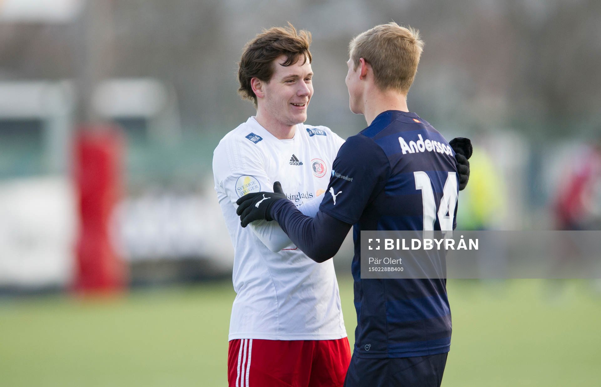 Hudiksvalls Ludvig Sundström tackar Malmö FFs Simon Kroon
