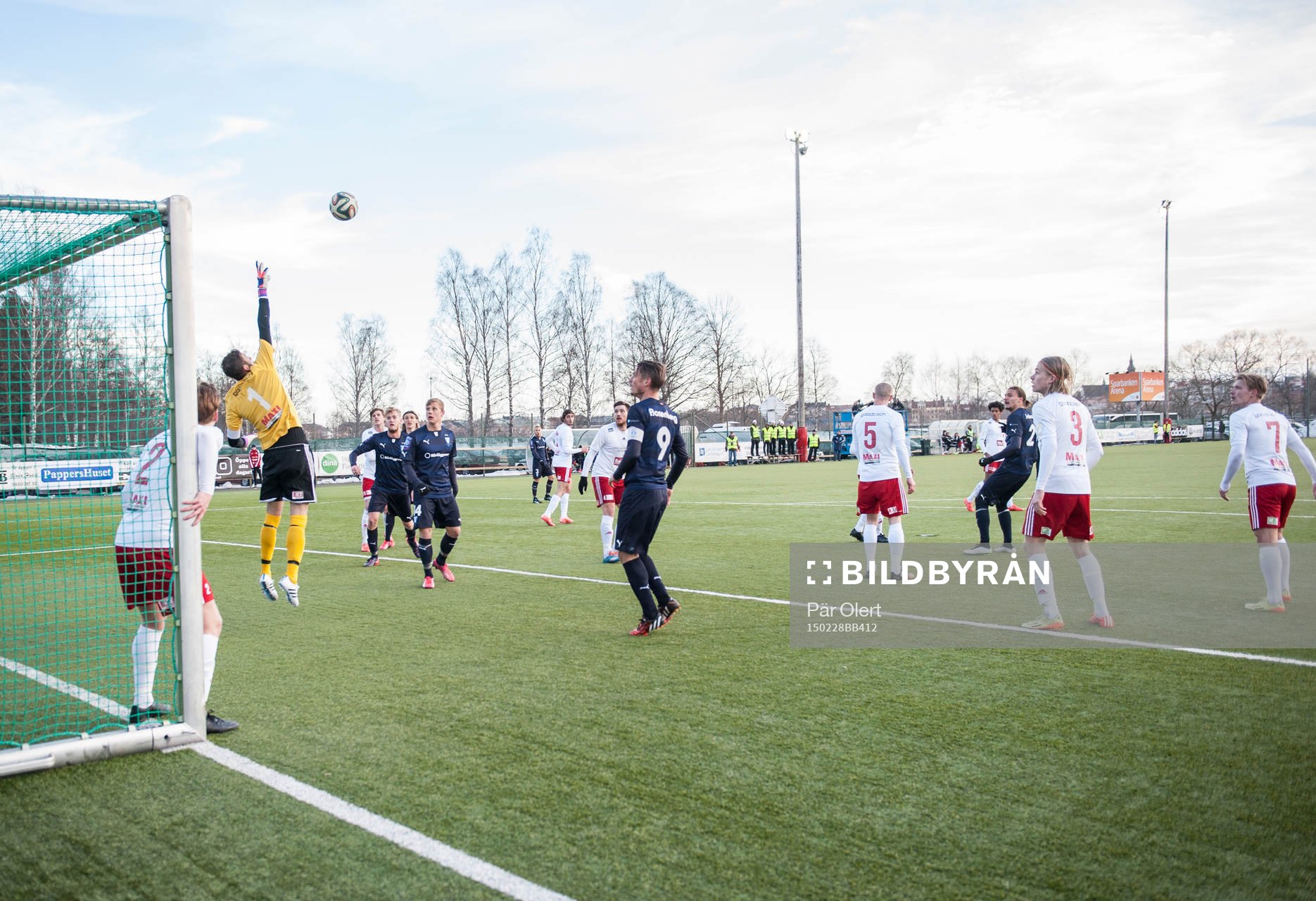 Hudiksvalls målvakt Niclas Larsson räddar målchans