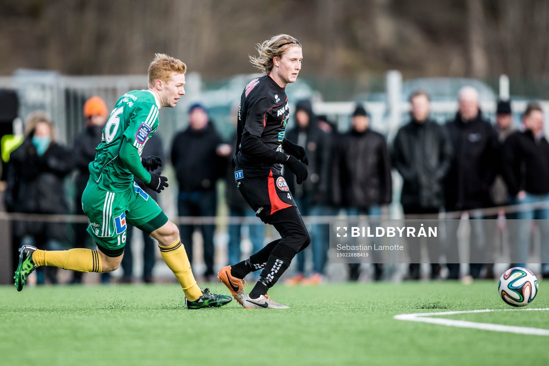 Trollhättans Oscar Enher före Ljungskiles Hampus Andersson