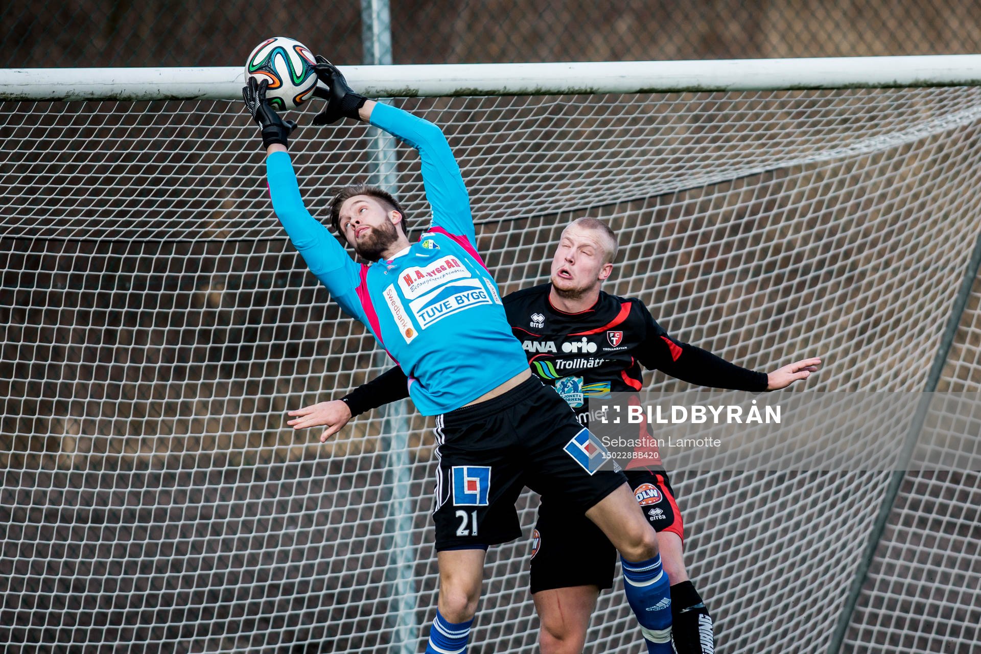 Ljungskiles målvakt Jonathan Johansson fångar bollen