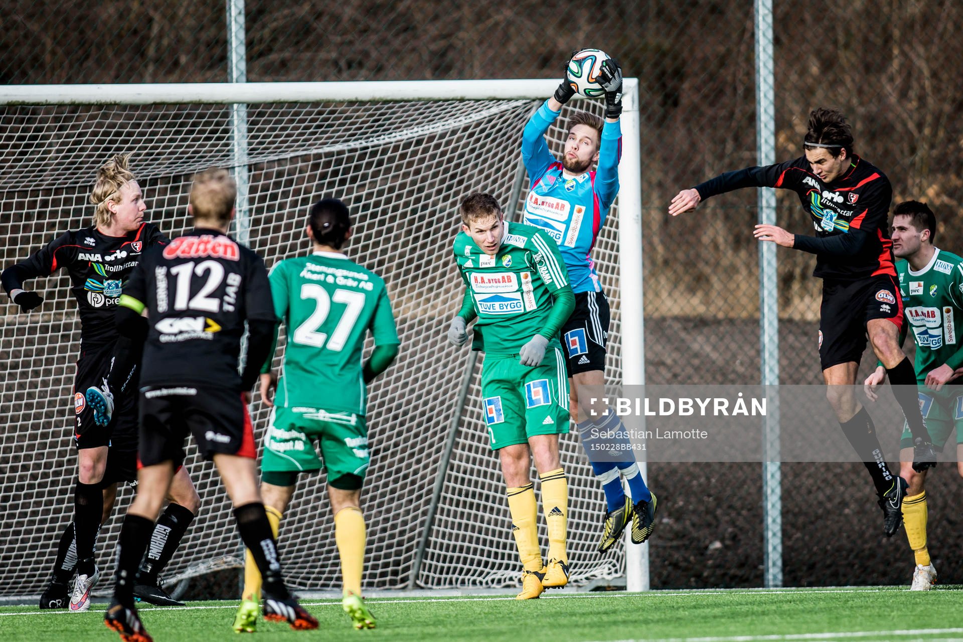 Ljungskiles målvakt Jonathan Johansson fångar en hörna