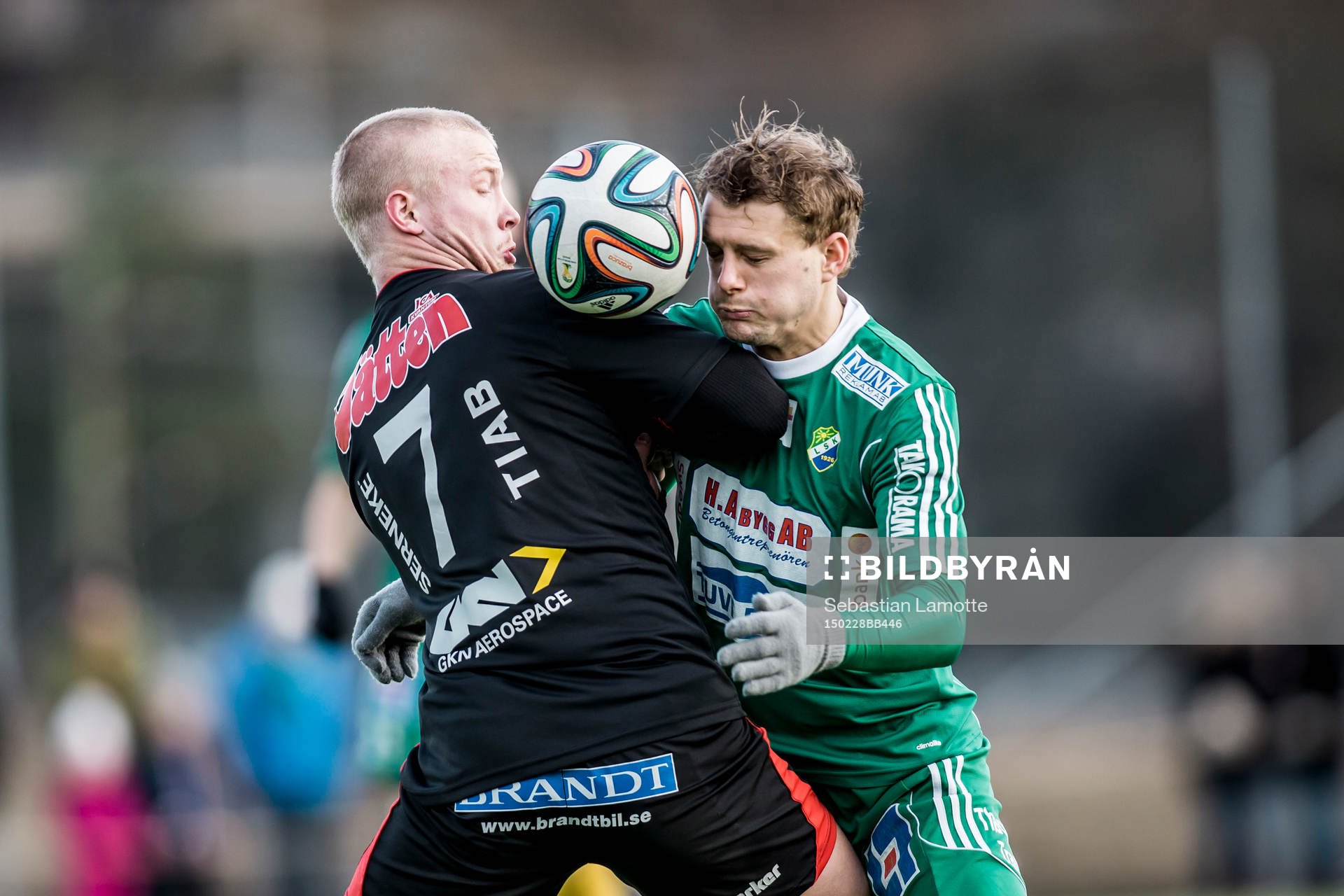 Trollhättans Jonathan Gustafsson (v) och Ljungskiles Jacob