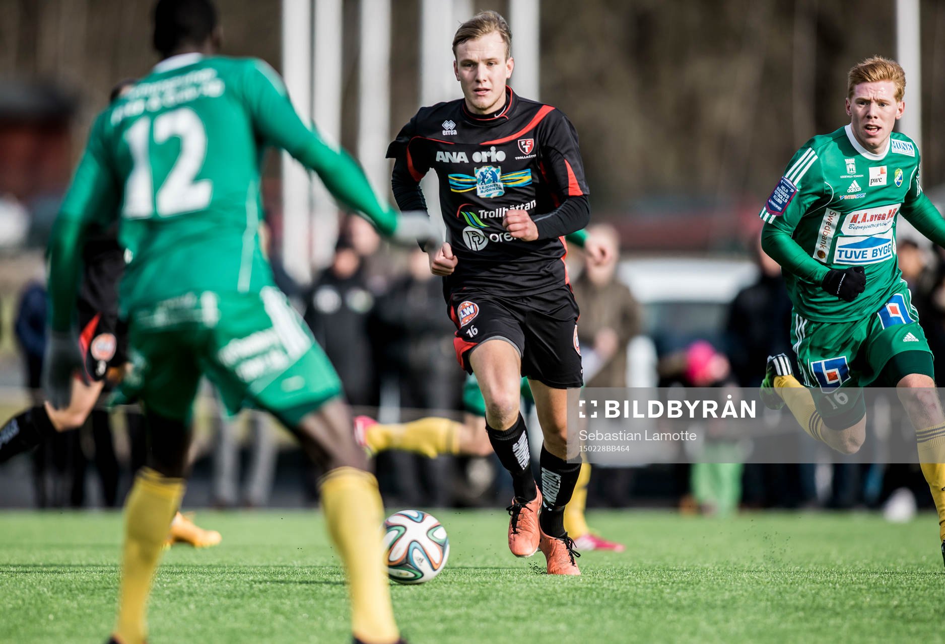 Trollhättans Pontus Johansson med bollen under fotbollsmatchen i Svenska cupen mellan Ljungskile SK och FC Trollhättan den 28 februari 2015 i Vänersborg.