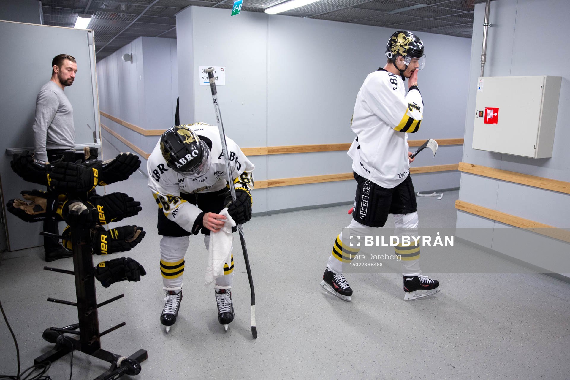 Ryan Mckiernang och Ziga Pavlin lämnar isen