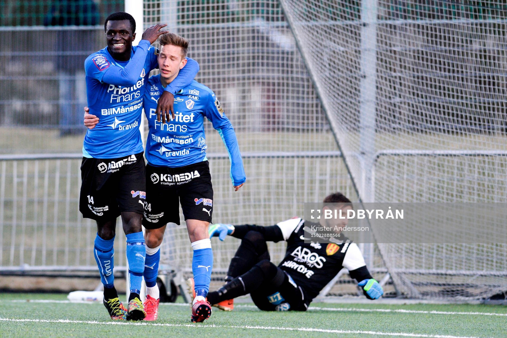 Halmstads Kwame Karikari och Simon Silverholt jublar