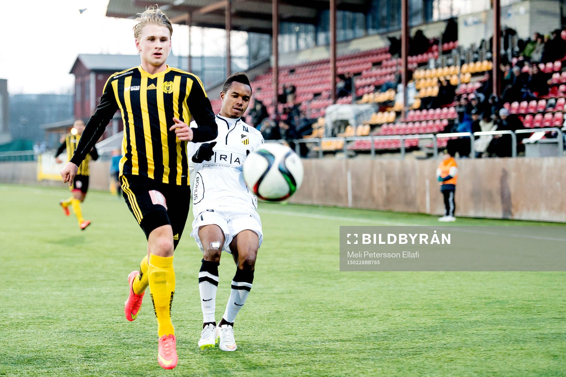 Huddinges Simon Strand och Häckens Nasiru Mohammed under fotbollsmatchen i Svenska cupen mellan Huddinge och Häcken den 28 februari 2015 i Stockholm.