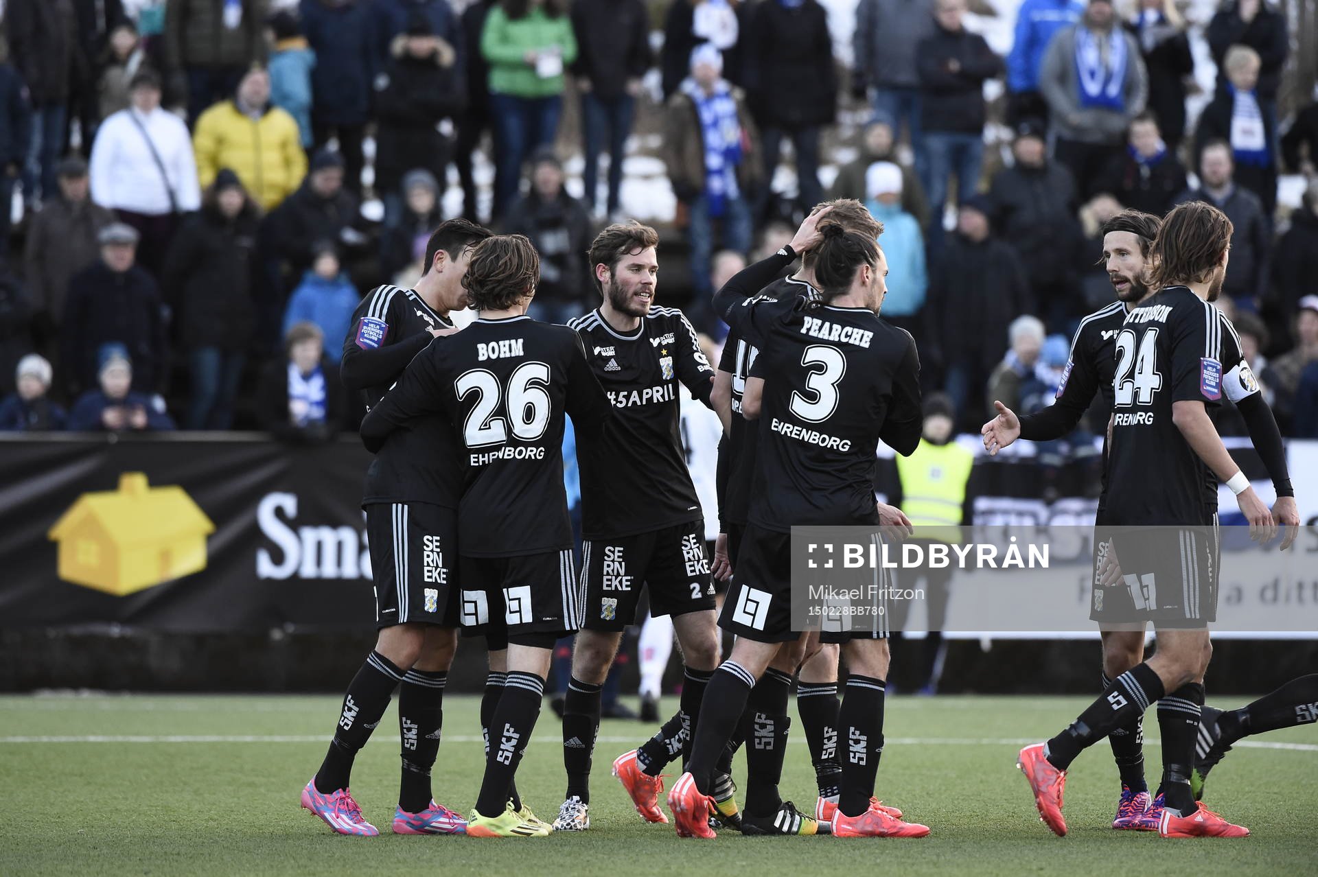 Jubel i IFK Göteborg under fotbollsmatchen i Svenska cupen mellan Myresjö/Vetlanda och IFK Göteborg den 28 Februari 2015 på Heds Arena i Vetlanda.