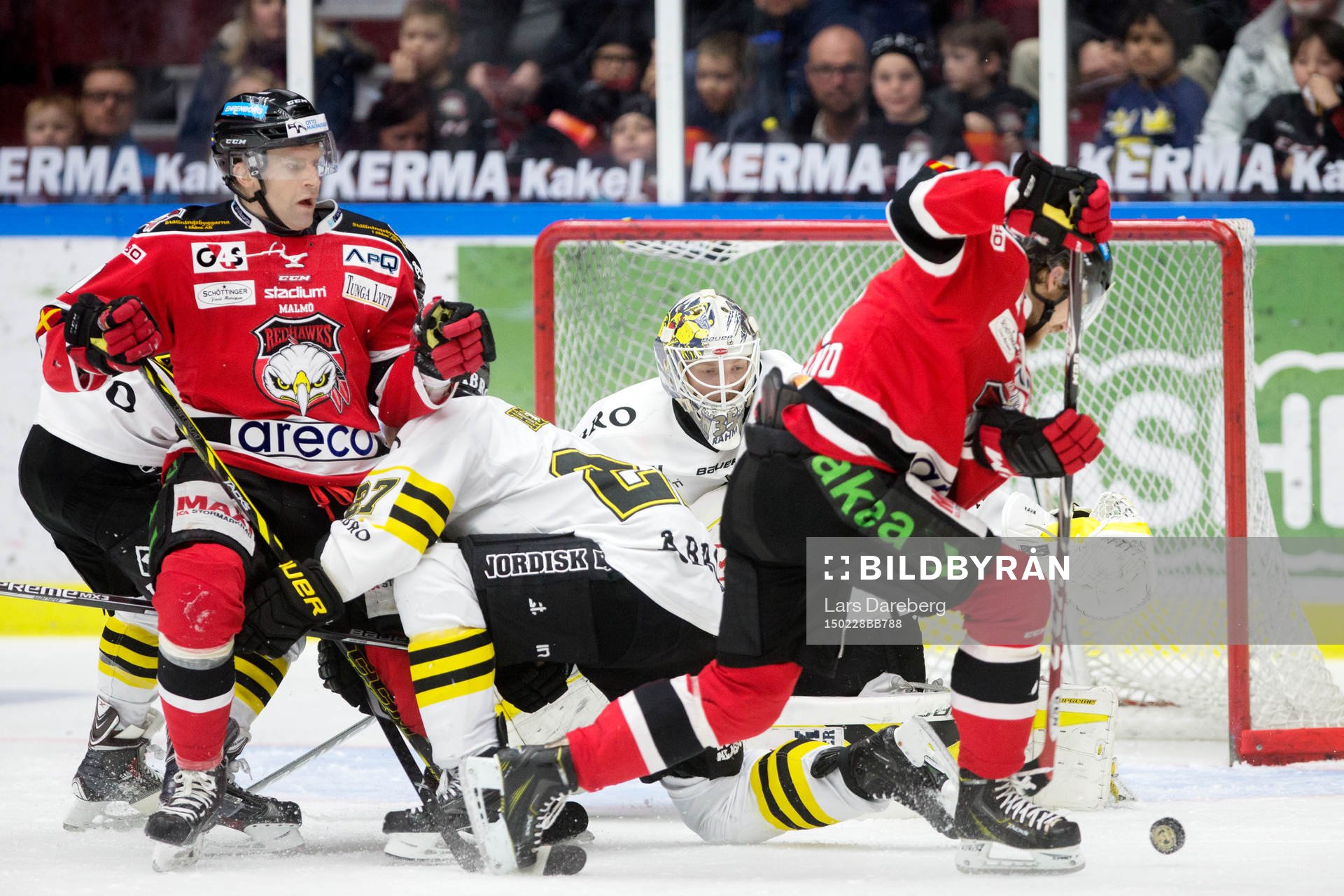 Malmös Nicklas Jadeland får pucken och går runt och gör