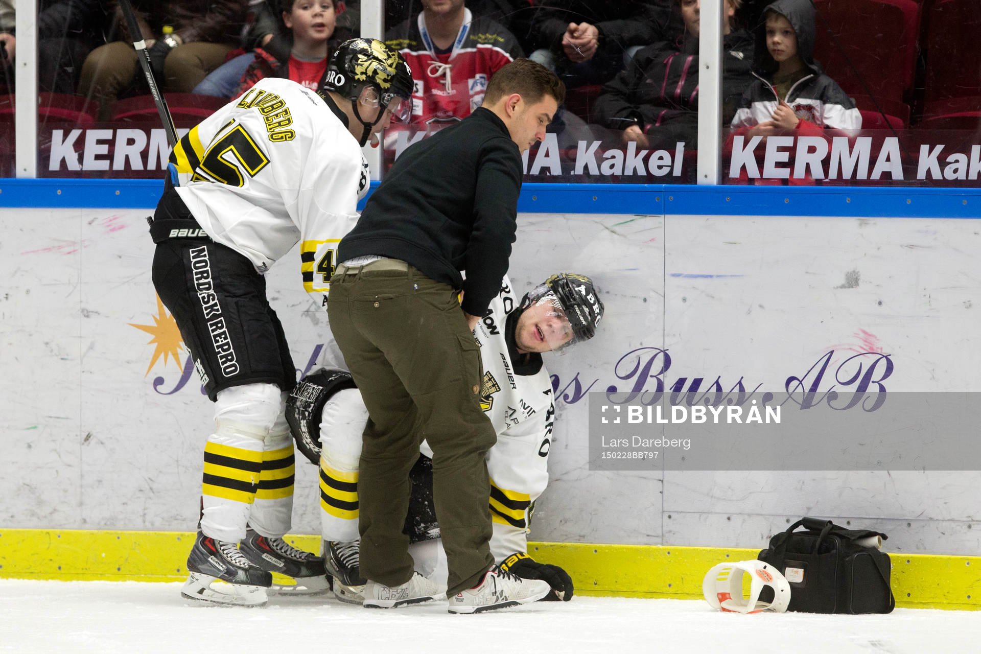 AIK,s Johan Andersson får en otäck tackling och hjälps