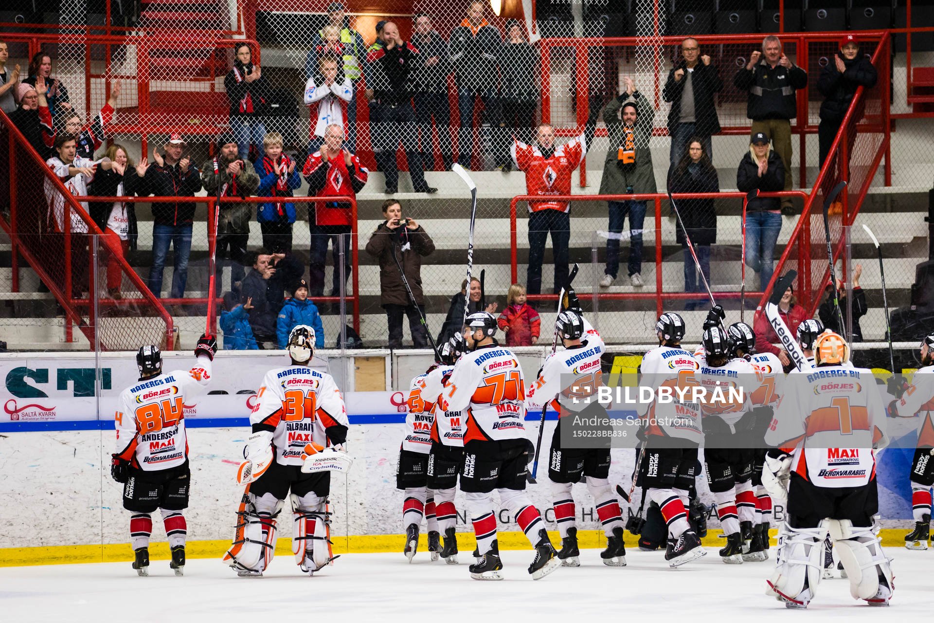 Karlskronas spelare tackar de tillresta supportrarna