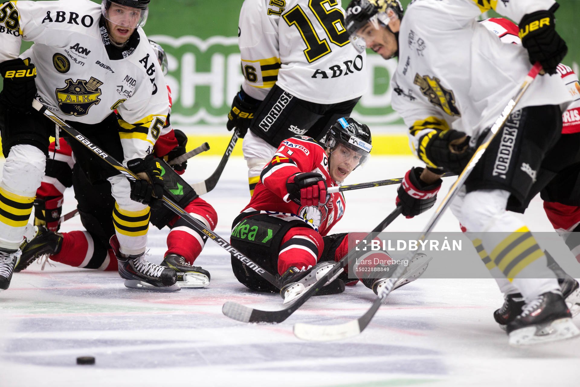 Malmös Björn Svensson på isen och till vänster, AIK,s