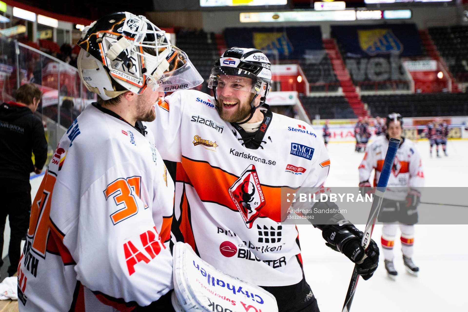 Karlskronas Jimmie Svensson omfamnar Karlskronas målvakt